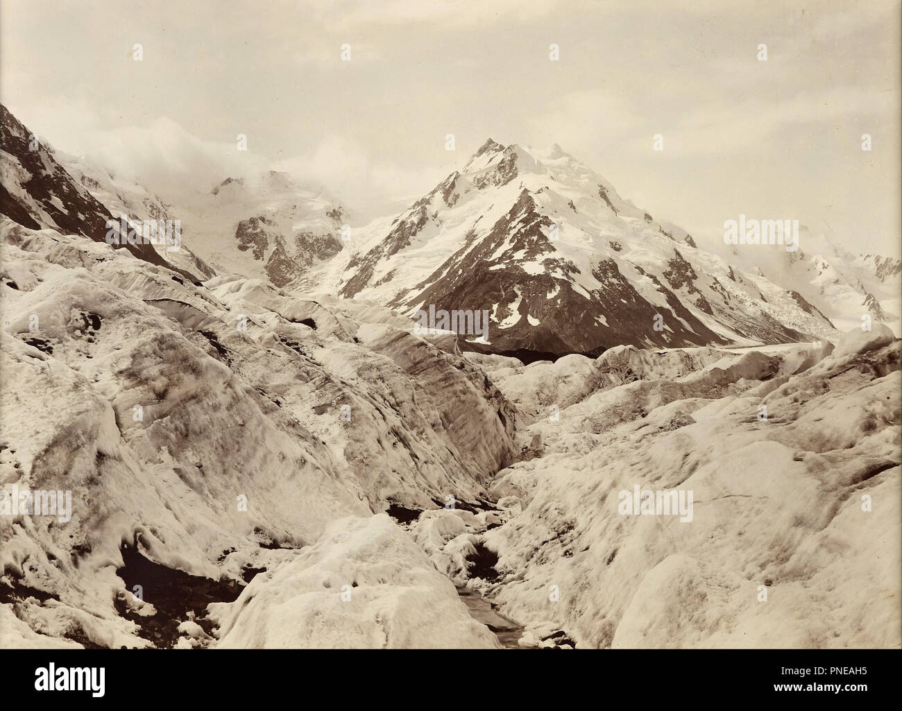 Il monte de La Beche dal ghiacciaio Tasman. Data/Periodo: 1893. Gelatina stampe d'argento. Fotografia in bianco e nero, gelatina silver stampa sulla stampa-out-carta. Altezza: 211 mm (8.30 in); larghezza: 288 mm (11,33 in). Autore: George Moodie. Foto Stock