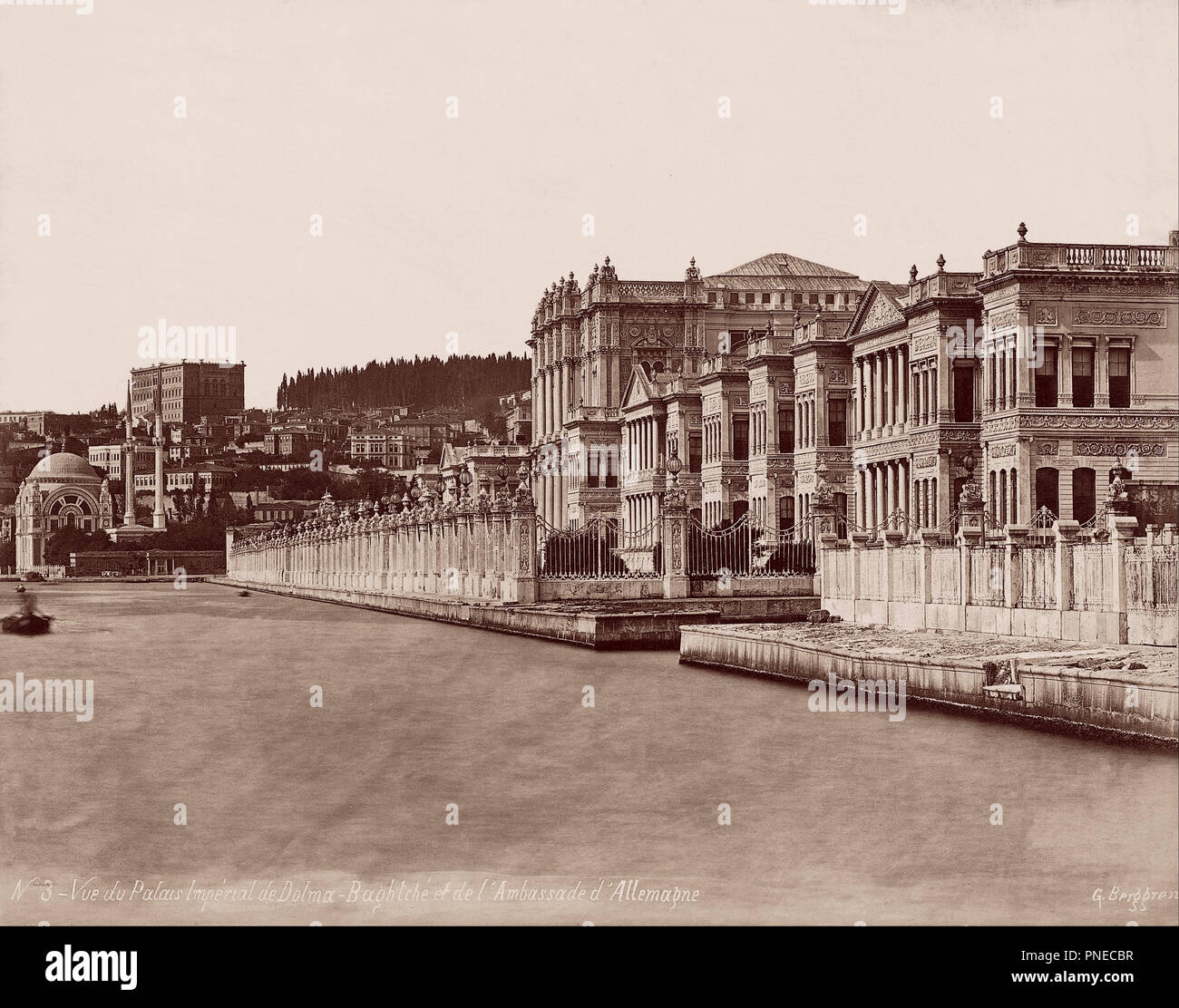 Palazzo Dolmabahçe e ambasciata tedesca. Data/Periodo: fine del XIX secolo. Fotografia. Albume stampa su carta. Altezza: 278 mm (10,94 in); larghezza: 220 mm (8.66 in). Autore: Guillaume Berggren. Foto Stock