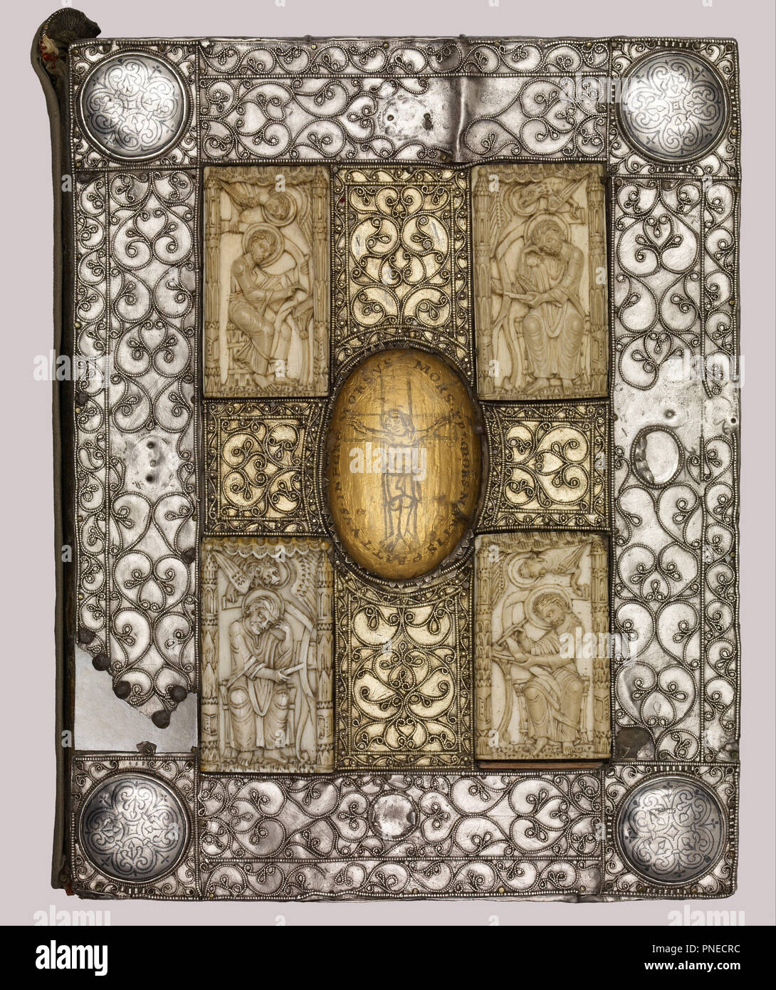 Il Mondsee Vangeli e tesoro il legame con gli Evangelisti e la crocifissione. Data/Periodo: xi o del XII secolo con successive aggiunte e modifiche. Manoscritti miniati. Rilegato in pergamena tra pannelli di quercia ricoperti di pelle, seta damascata, filigrana d'argento, pannelli dorati, quattro pannelli avorio (uno moderno) raffiguranti gli Evangelisti e incisi foglia oro raffigurante la Crocifissione sotto roccia convessa di cristallo rilegato in pergamena tra pannelli di quercia ricoperti di pelle, seta damascata, filigrana d'argento, pannelli dorati, quattro pannelli avorio (uno moderno) raffiguranti gli Evangelisti e incisi foglia oro depictin Foto Stock