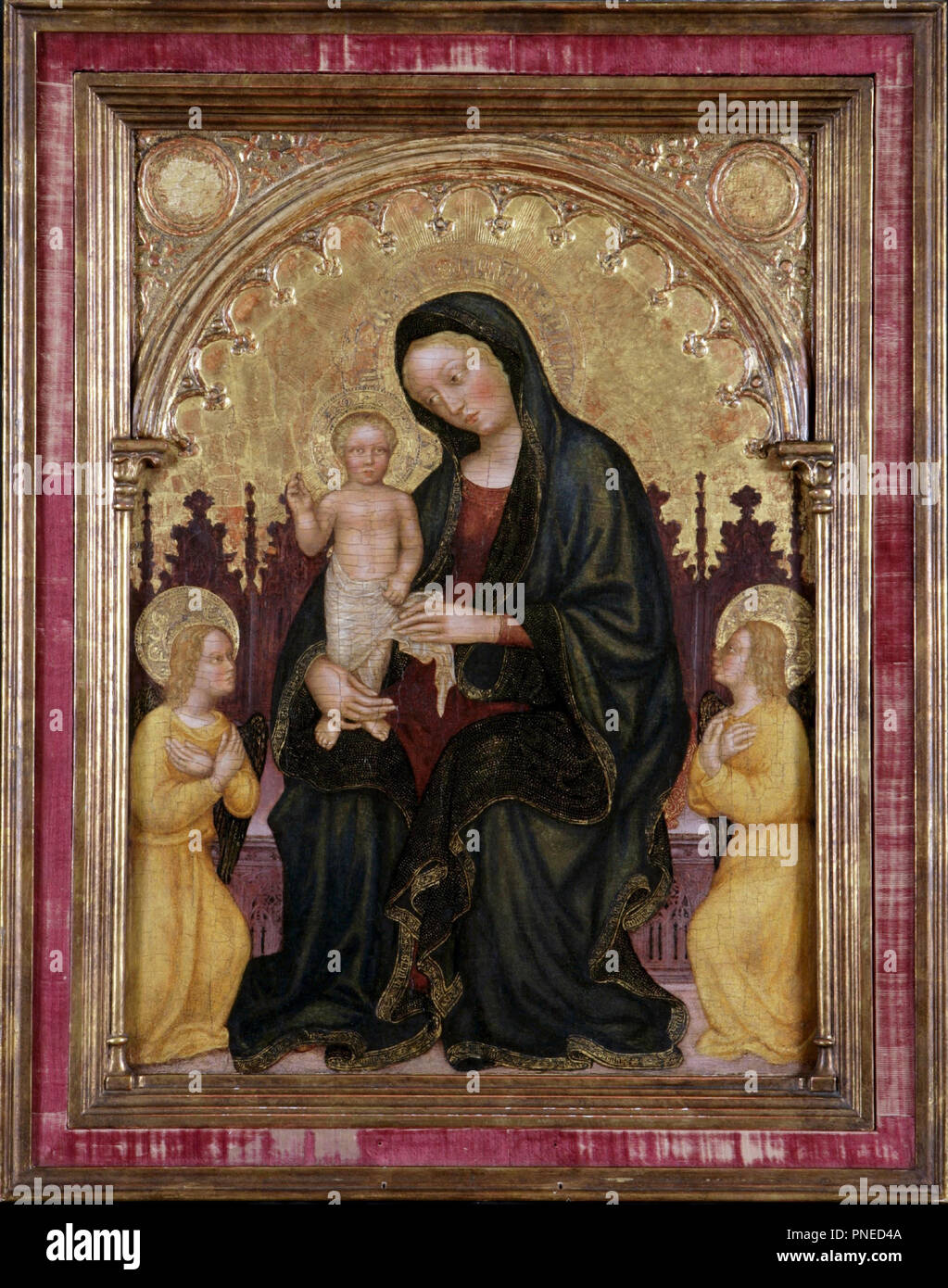 Madonna in trono con Bambino e due angeli. Data/Periodo: 1410. Tempera su pannello. Autore: Gentile da Fabriano. Foto Stock