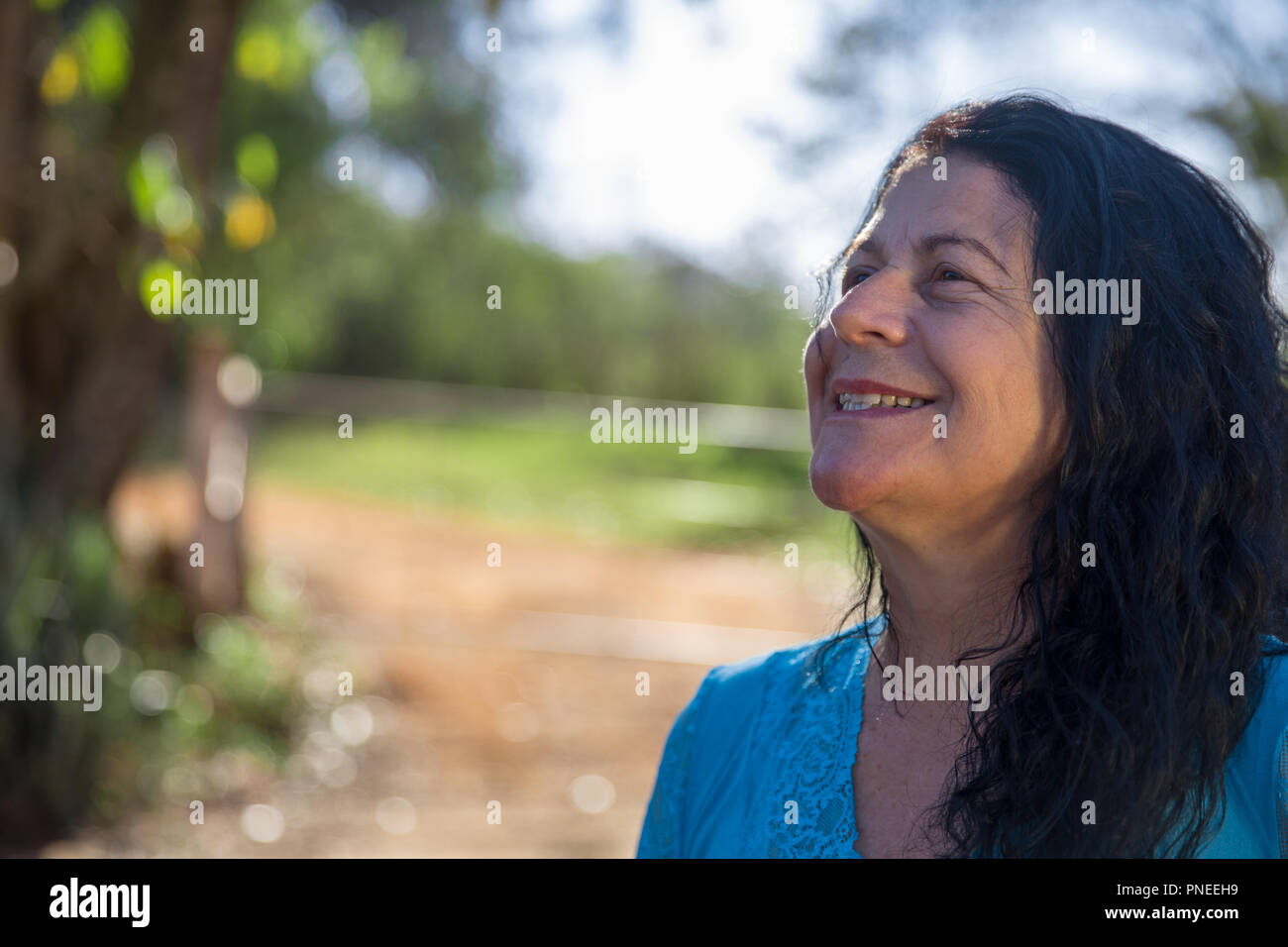 Bella donna di mezza età in estate park - Ridere donna matura - Una donna sorridente Foto Stock
