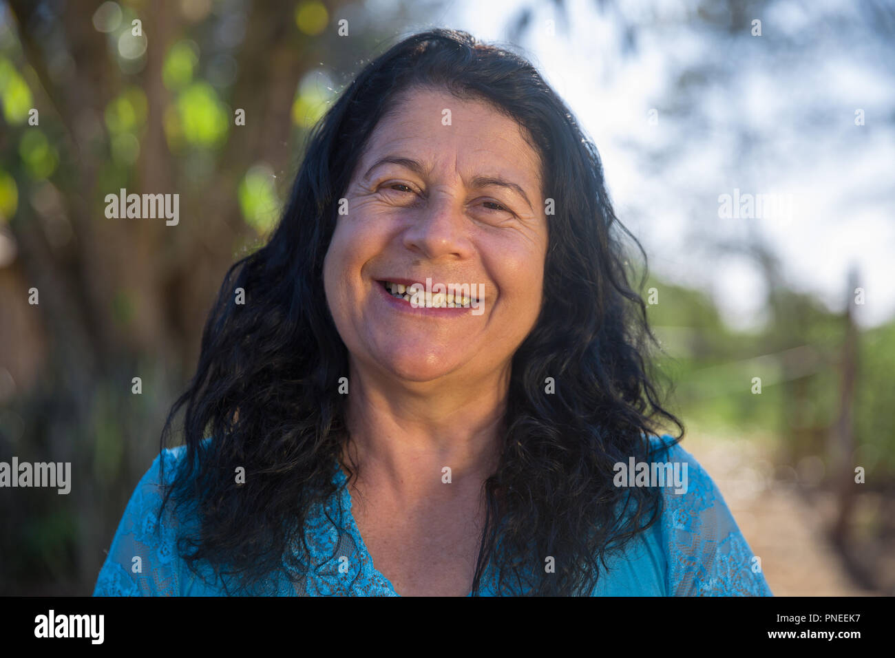 Bella donna di mezza età in estate park - Ridere donna matura - Una donna sorridente Foto Stock