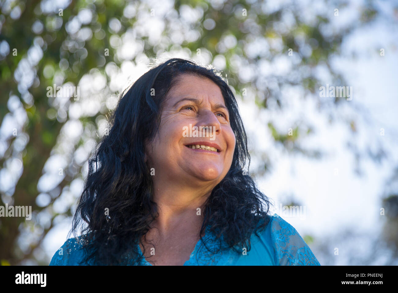 Bella donna di mezza età in estate park - Ridere donna matura - Una donna sorridente Foto Stock