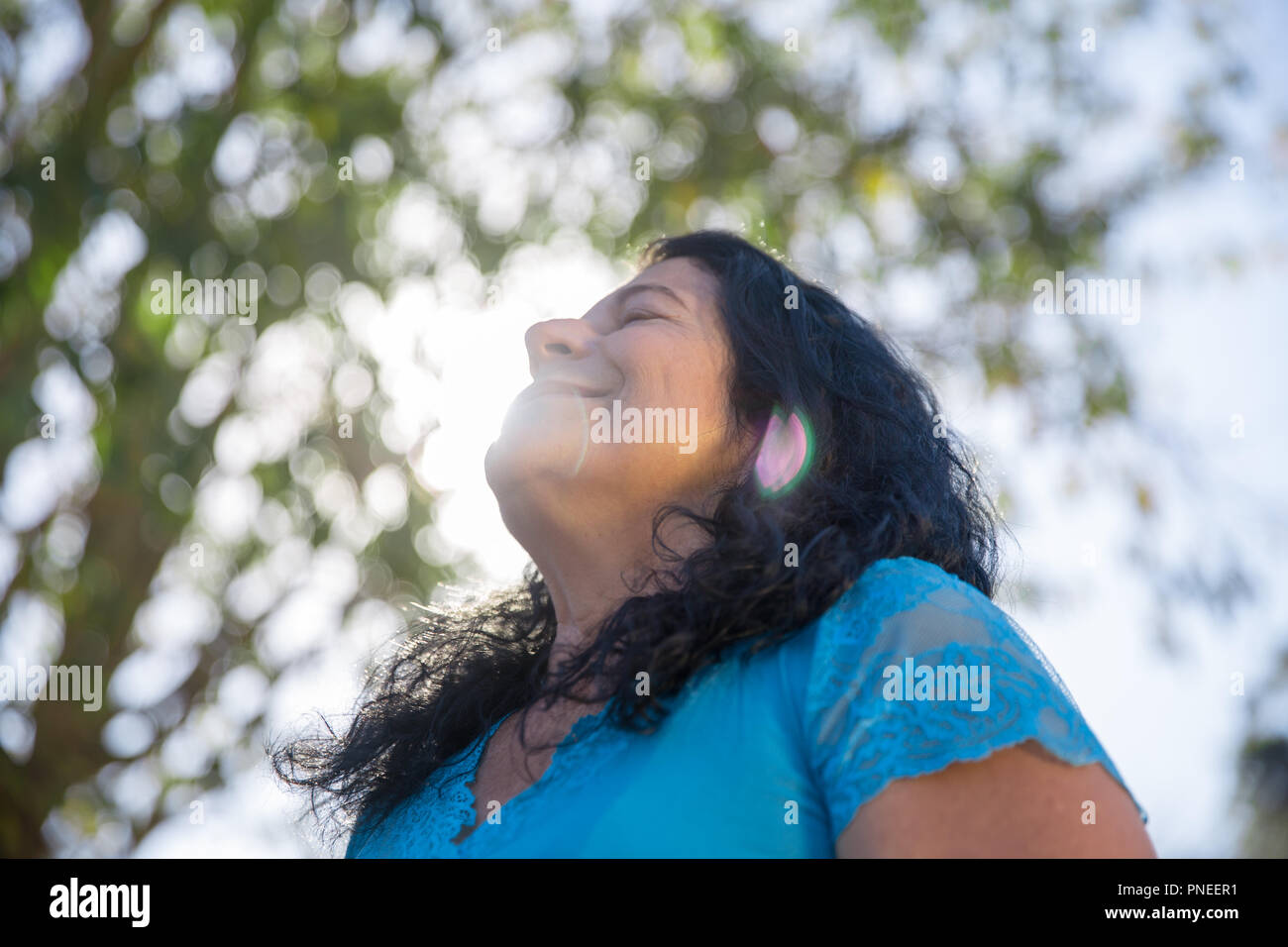 Bella donna di mezza età in estate park - Ridere donna matura - Una donna sorridente Foto Stock