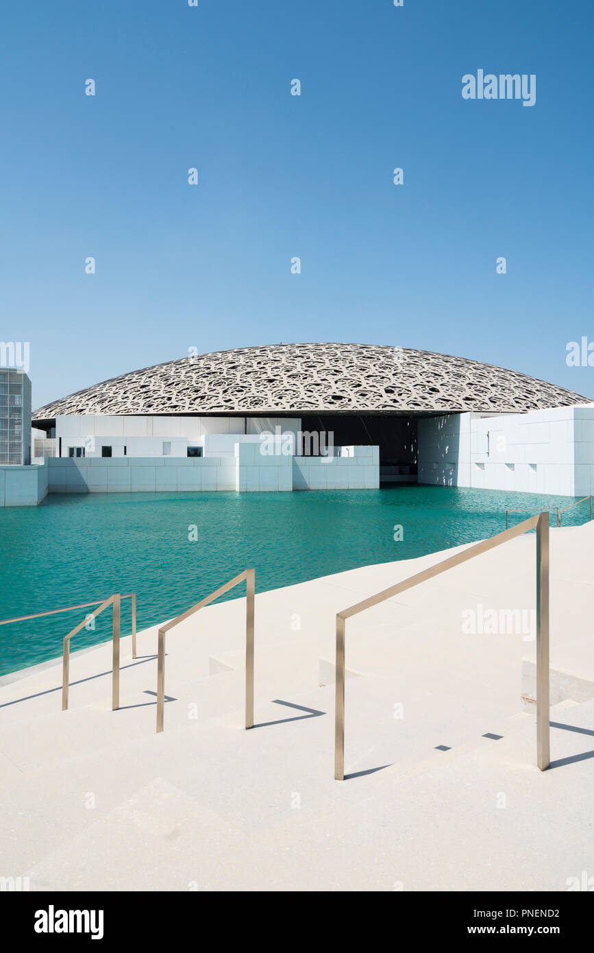 Vista esterna del Louvre Abu Dhabi a Saadiyat isola il distretto culturale di Abu Dhabi, negli Emirati Arabi Uniti. Architetto Jean Nouvel Foto Stock