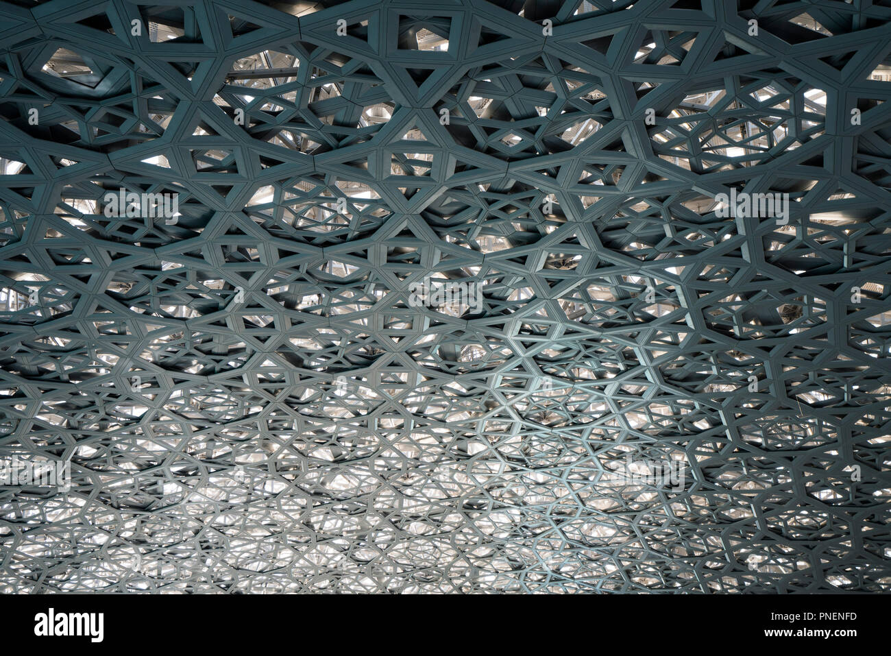 Interno del Louvre Abu Dhabi a Saadiyat isola il distretto culturale di Abu Dhabi, negli Emirati Arabi Uniti. Architetto Jean Nouvel Foto Stock