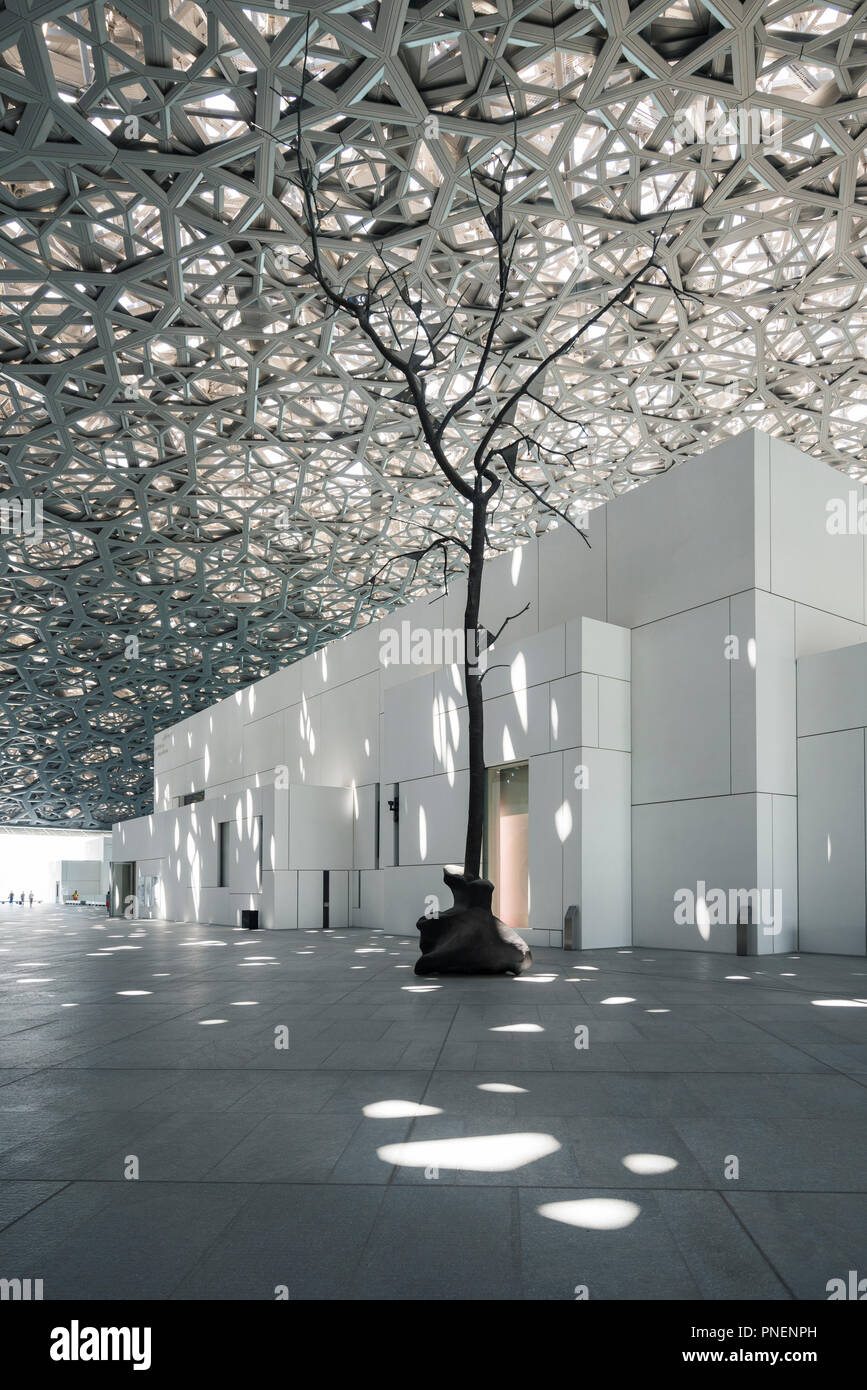 Interno del Louvre Abu Dhabi a Saadiyat isola il distretto culturale di Abu Dhabi, negli Emirati Arabi Uniti. Architetto Jean Nouvel Foto Stock