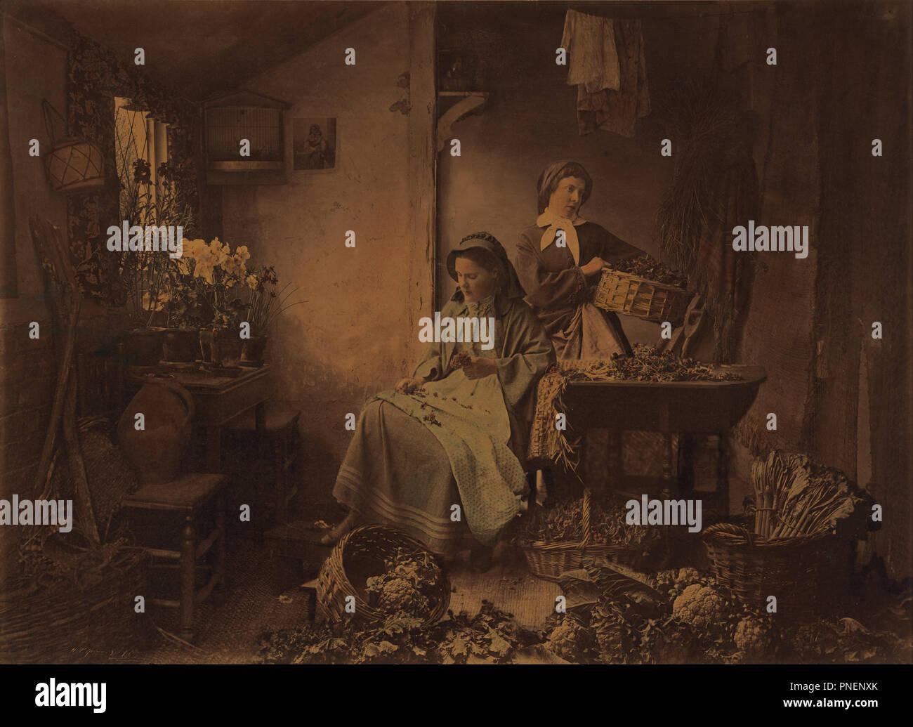 [Preparazione di fiori di primavera per il mercato]. Data/Periodo: 1873. Stampa. Albume d'argento, colorati a mano. Altezza: 559 mm (22 in); larghezza: 762 mm (30 in). Autore: Henry Peach Robinson. Foto Stock