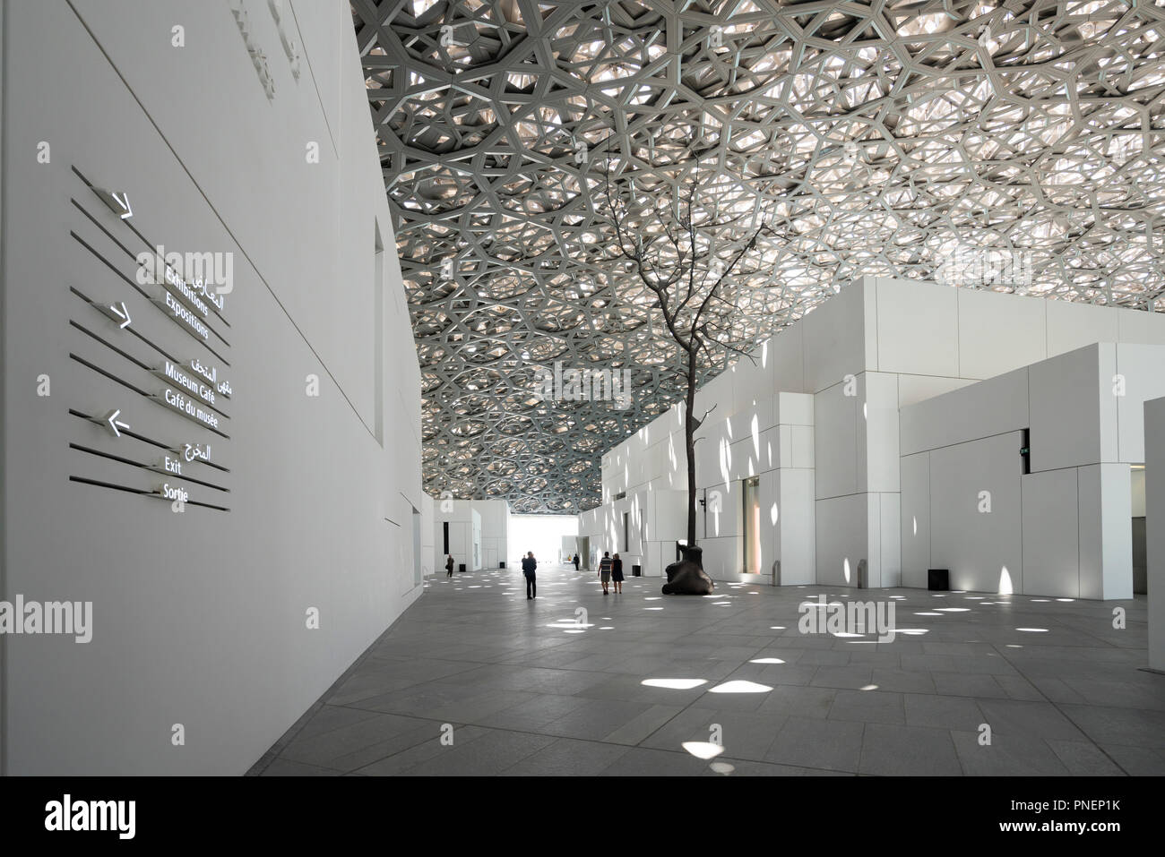 Interno del Louvre Abu Dhabi a Saadiyat isola il distretto culturale di Abu Dhabi, negli Emirati Arabi Uniti. Architetto Jean Nouvel Foto Stock