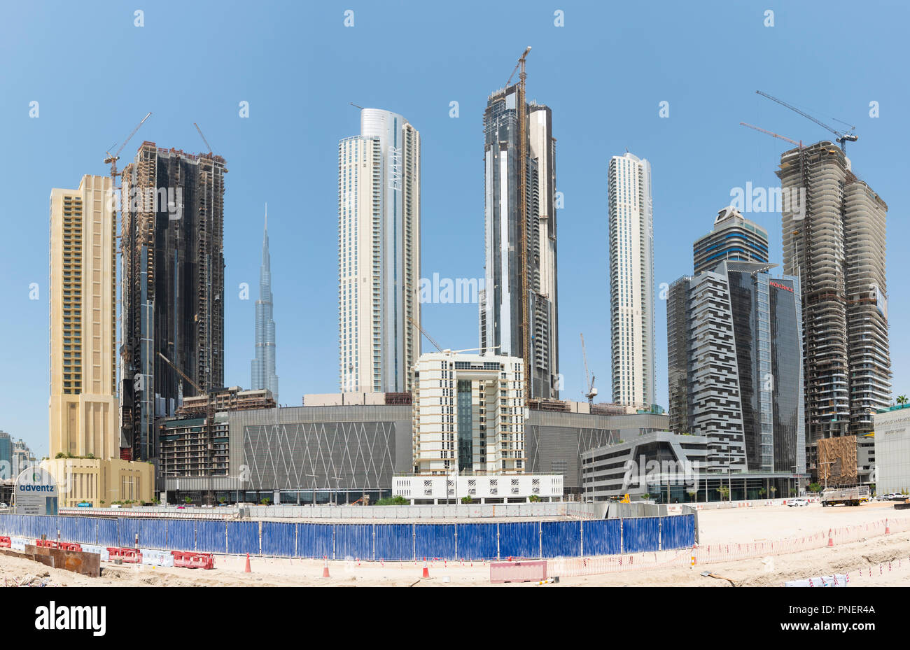 Vista del nuovo edificio di appartamenti alto torri in costruzione presso il centro cittadino di Dubai , emirati arabi uniti, Emirati Arabi Uniti. Foto Stock