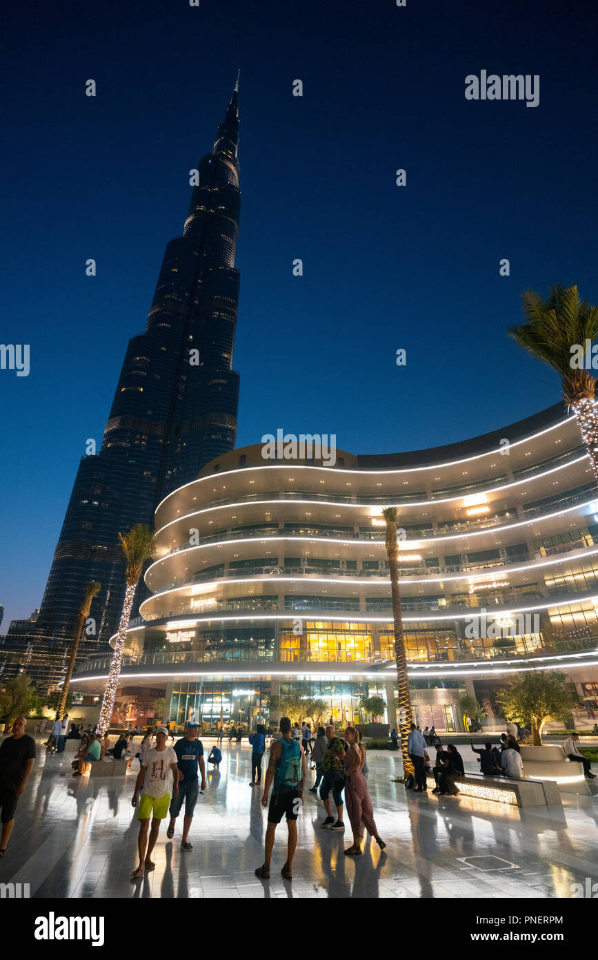 Esterno della nuova estensione per il Dubai Mall, il Fashion Avenue , che ospita ristoranti e high-end negozi e shopping di marche di lusso, in Dubai, Onu Foto Stock