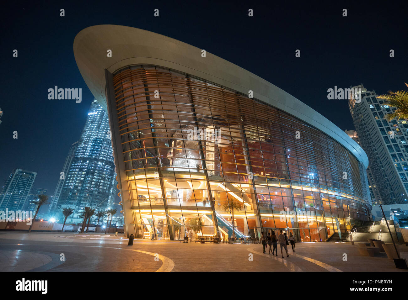 Vista esterna della nuova Dubai Opera House nel centro cittadino di Dubai, Emirati Arabi Uniti, Emirati Arabi Uniti. Foto Stock