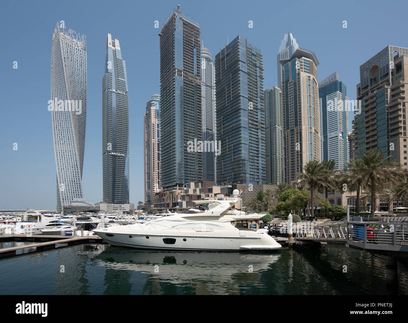 Molti alto appartamento torri e grattacieli nel quartiere Marina di Dubai, Emirati Arabi Uniti, Emirati Arabi Uniti. Foto Stock
