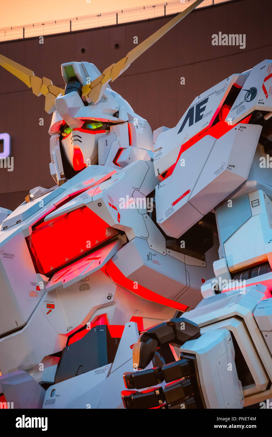 TOKYO, Giappone - 20 Aprile 2018: full-size mobile suit RX-0 Unicorn Gundam replica di Mobile Suit Gundam Unicorn serie a Diver City Tokyo Plaza Foto Stock