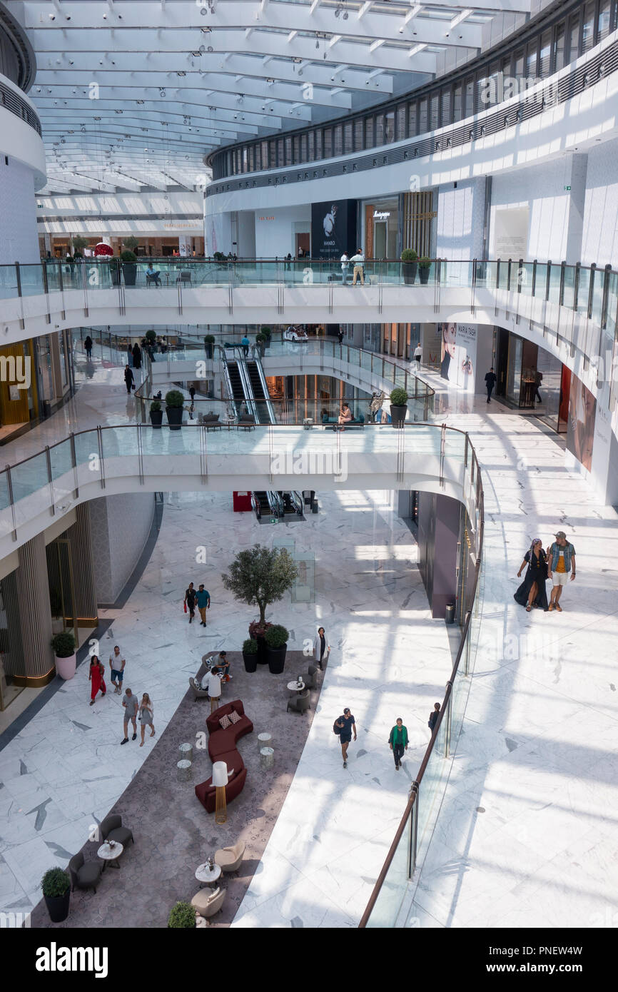 Interno di estensione al Dubai Mall, la Fashion Avenue, che ospita negozi di lusso e negozi con marchi di lusso, a Dubai, Emirati Arabi Uniti Foto Stock