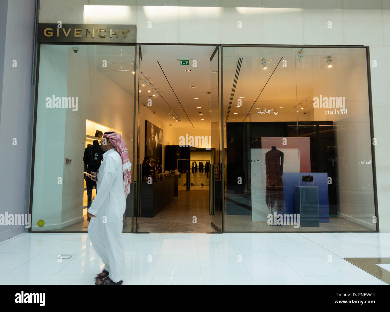 Interno della nuova estensione per il Dubai Mall, il Fashion Avenue , sede di fascia alta e negozi per lo shopping di marche di lusso, in Dubai, United Arab Emirat Foto Stock