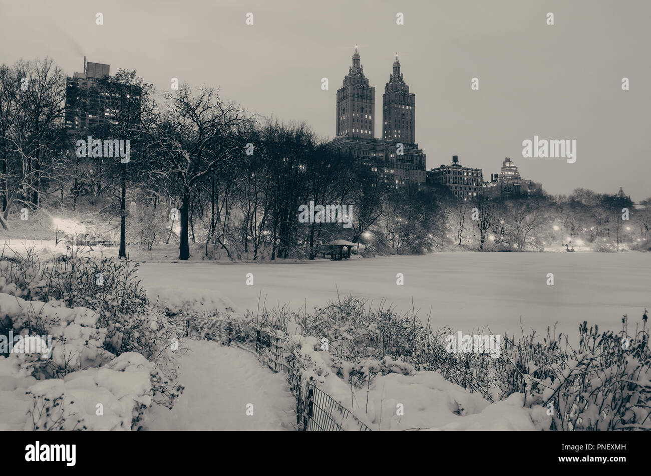 Central Park inverno a notte con grattacieli di Manhattan a New York City Foto Stock