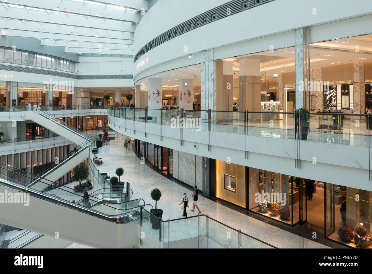 Interno della nuova estensione per il Dubai Mall, il Fashion Avenue , sede di fascia alta e negozi per lo shopping di marche di lusso, in Dubai, United Arab Emirat Foto Stock