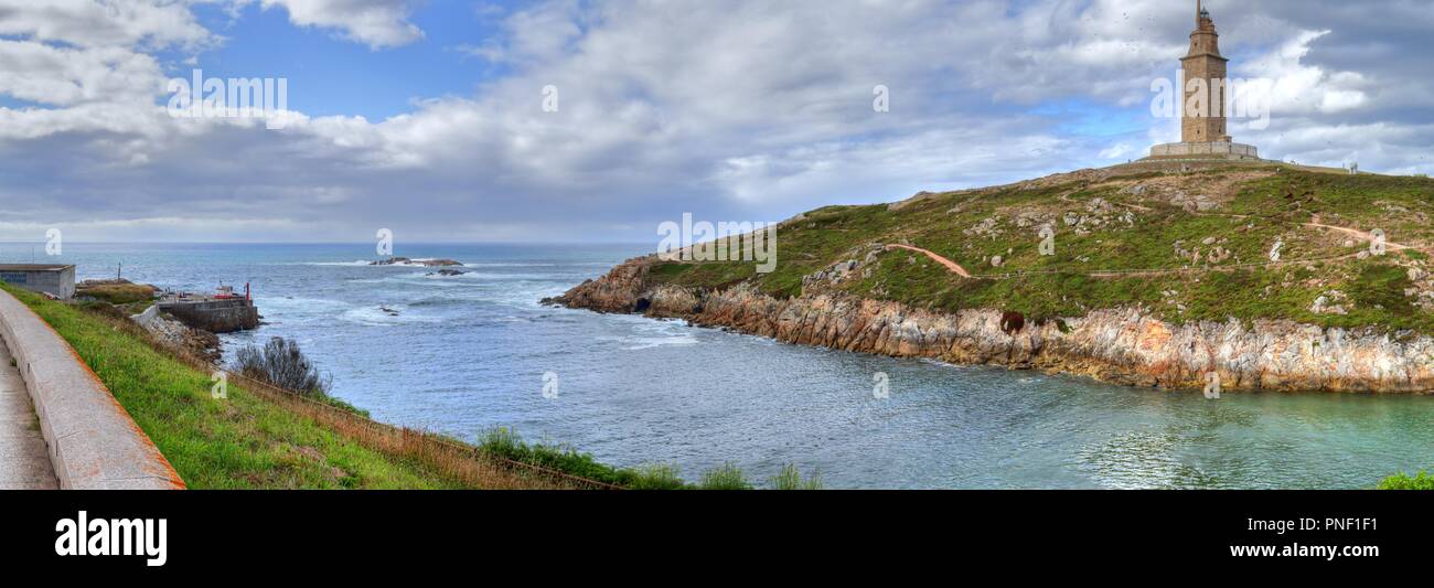 Paesaggio della Torre di Hercules in Galizia città capitale La Coruña sulle sue rocce promontorio sul mare Foto Stock