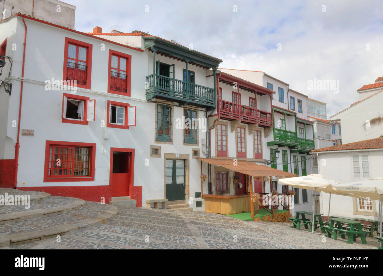 Il Fernán Pérez de Andrade squale (plaza Fernán Pérez de Andrade), con il rosso e il verde di finestre e balconi e pareti bianche, in Betanzos, Spagna Foto Stock