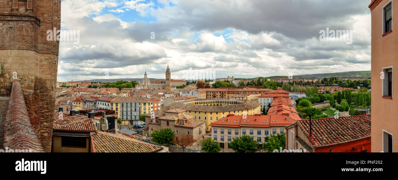 Un paesaggio di Tarazona preso dal Palazzo del Vescovo, che include la Corrida (Plaza de toros) e la Nuestra Señora de la huerta, Spagna Foto Stock