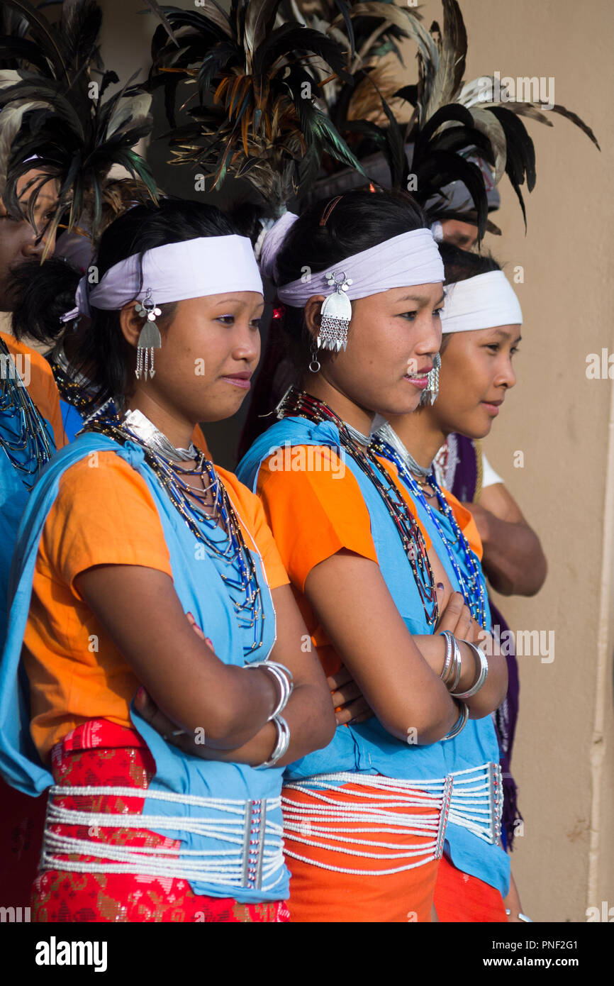 Il Meghalaya, India. Gli artisti interpreti o esecutori di un centinaio di tamburi Festival posano per una foto Foto Stock