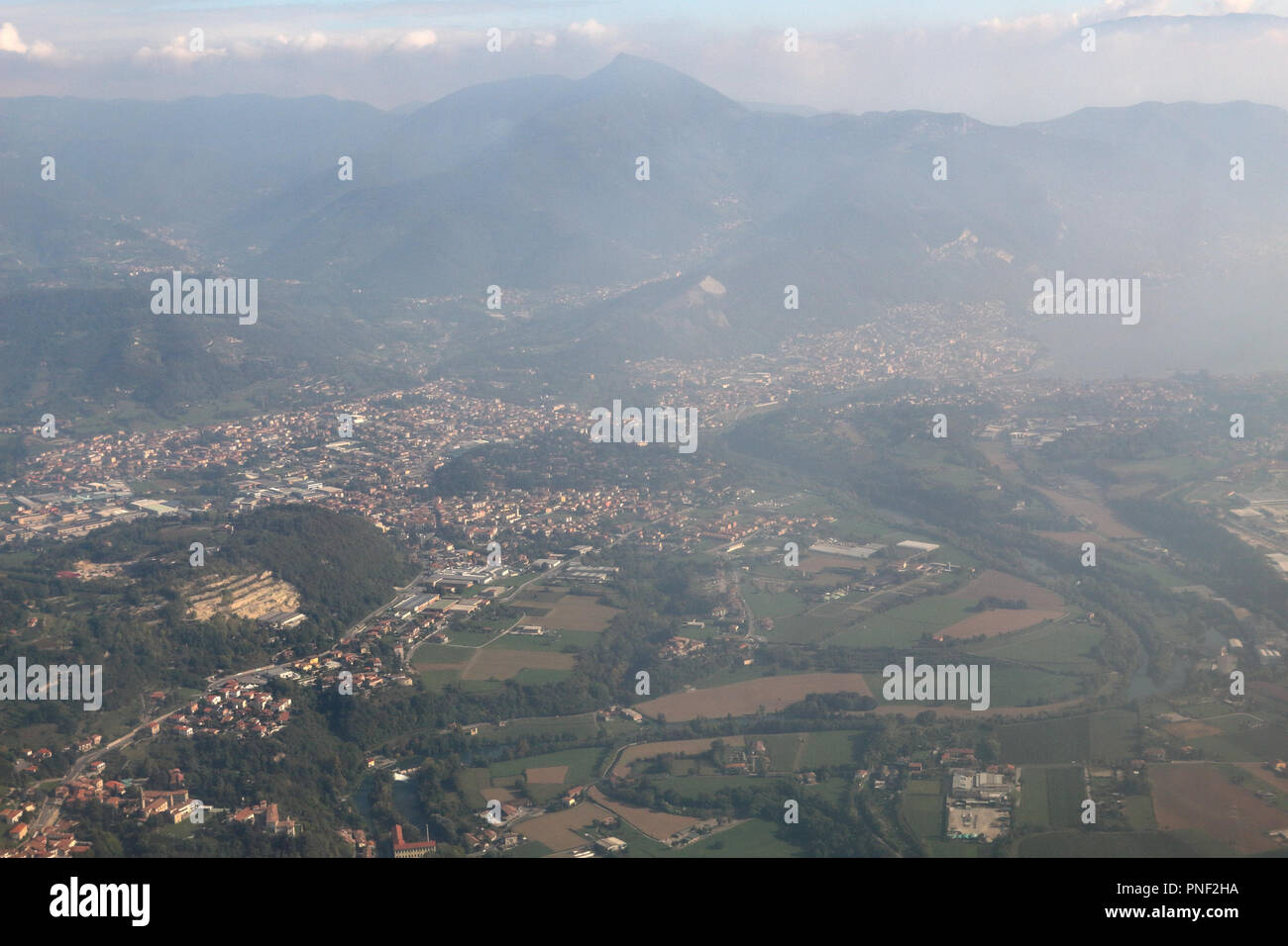 Un paesaggio areale della Pianura Padana (Pianura Padana) con foreste, montagne, campi coltivati e città, come visto da un aeroplano Foto Stock