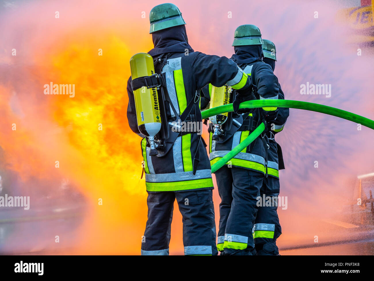 I vigili del fuoco di lotta antincendio, esercizio, fire simulatore per incendi di chimica, dei vigili del fuoco di Essen, Germania Foto Stock