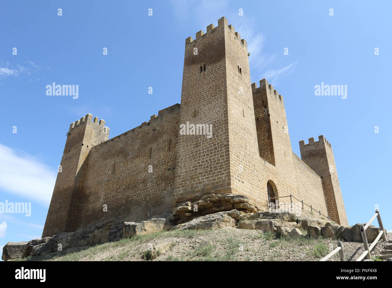 Il medioevo in pietra antico castello Castillo de los Bañales, con torri e merli difensivi, in Sabada, una cittadina rurale in Aragona, Spagna Foto Stock