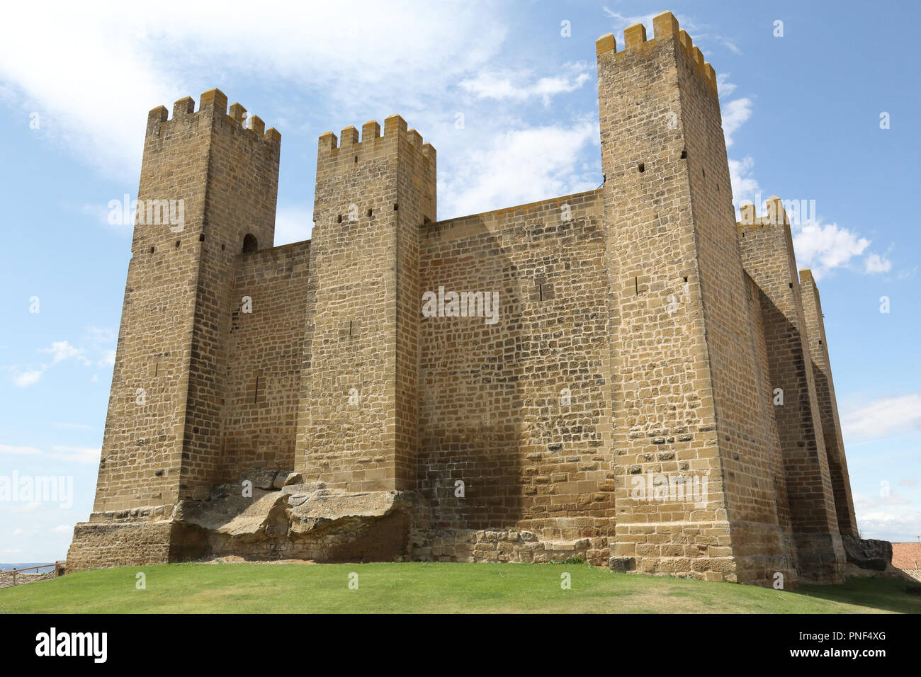 Il medioevo in pietra antico castello Castillo de los Bañales, con torri e merli difensivi, in Sabada, una cittadina rurale in Aragona, Spagna Foto Stock
