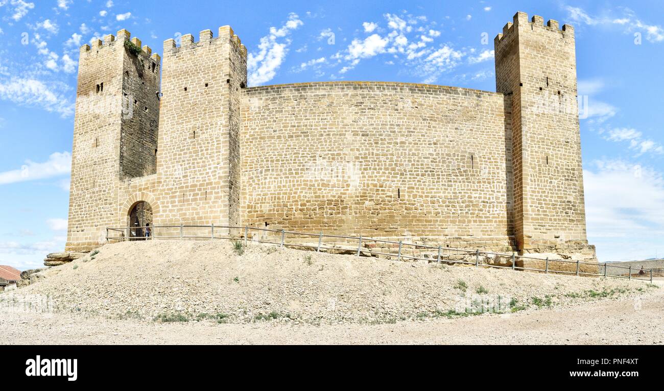 Il medioevo in pietra antico castello Castillo de los Bañales, con torri e merli difensivi, in Sabada, una cittadina rurale in Aragona, Spagna Foto Stock