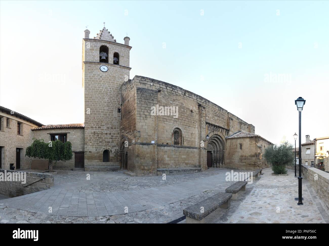 La romanica chiesetta di Nicola di Bari la chiesa (Iglesia de San Nicolas de Bari), con la torre campanaria barocca e la piazza in rural el Frago, Spagna Foto Stock