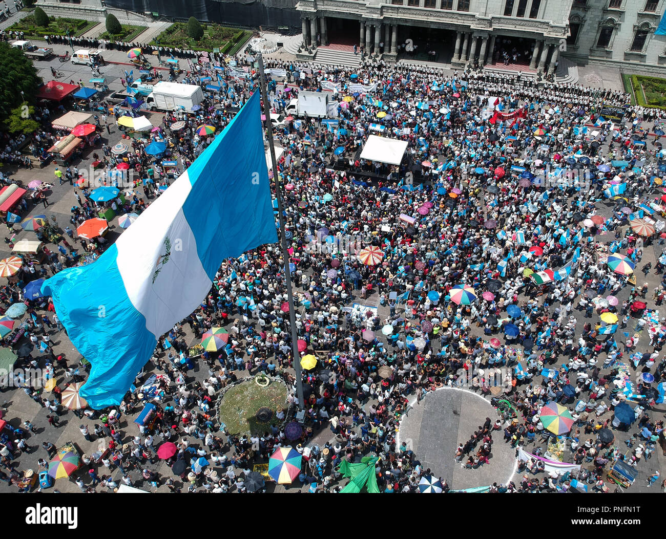 Città del Guatemala (Guatemala). Xx Settembre, 2018. I dimostranti di manifestare contro il presidente del Guatemala, Morales, nella Piazza della Costituzione. Migliaia di persone hanno dimostrato in Guatemala per un dimissioni del presidente Jimmy Morales. Credito: Joel Jeronimo/dpa/Alamy Live News Foto Stock