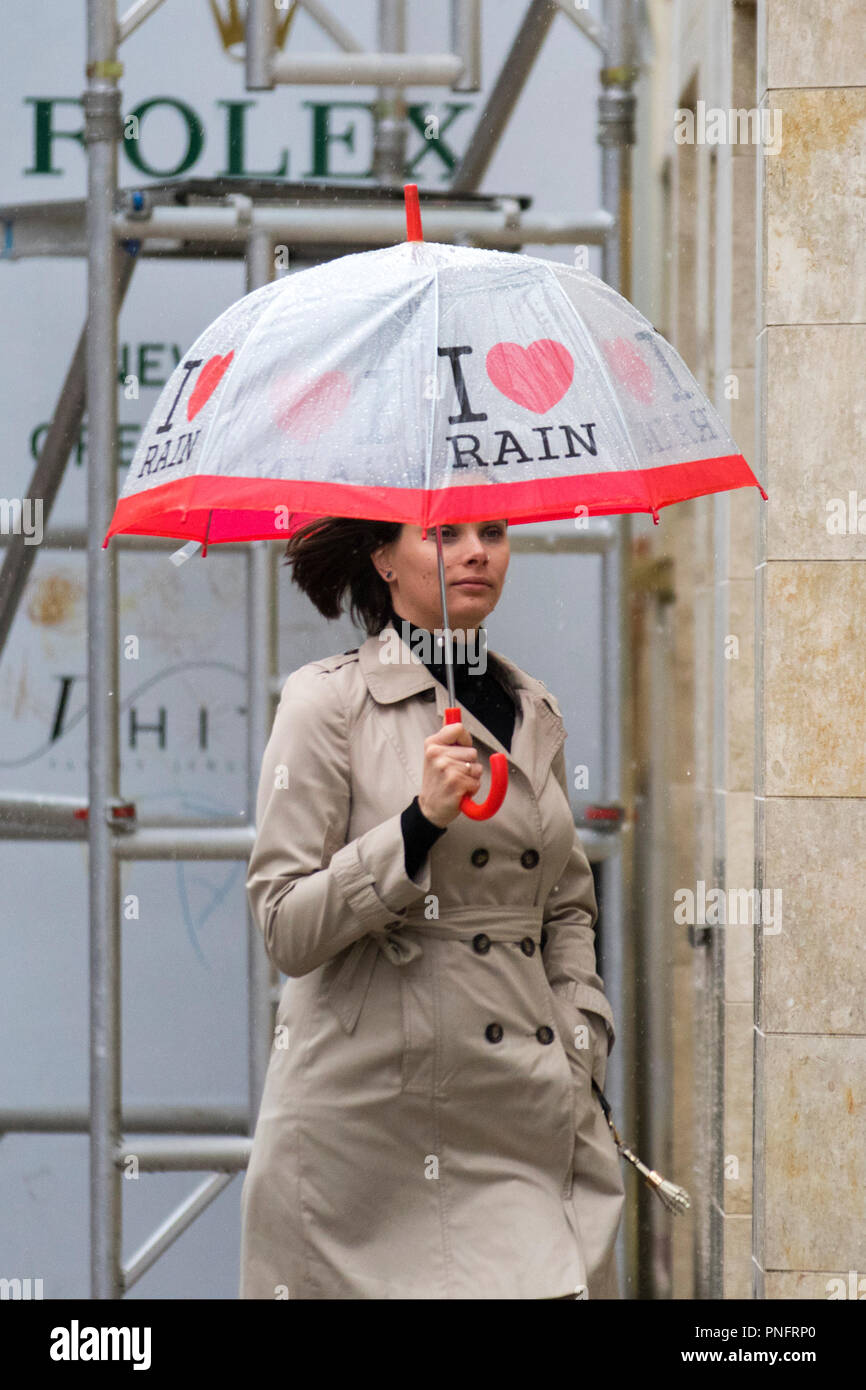 Preston, Lancashire. Xxi Sett 2018. Regno Unito: Meteo Blustery acquazzoni nel centro della citta'. Amore pioggia in un clima freddo. Credito; MediaWorldImages/AlamyLiveNews Foto Stock