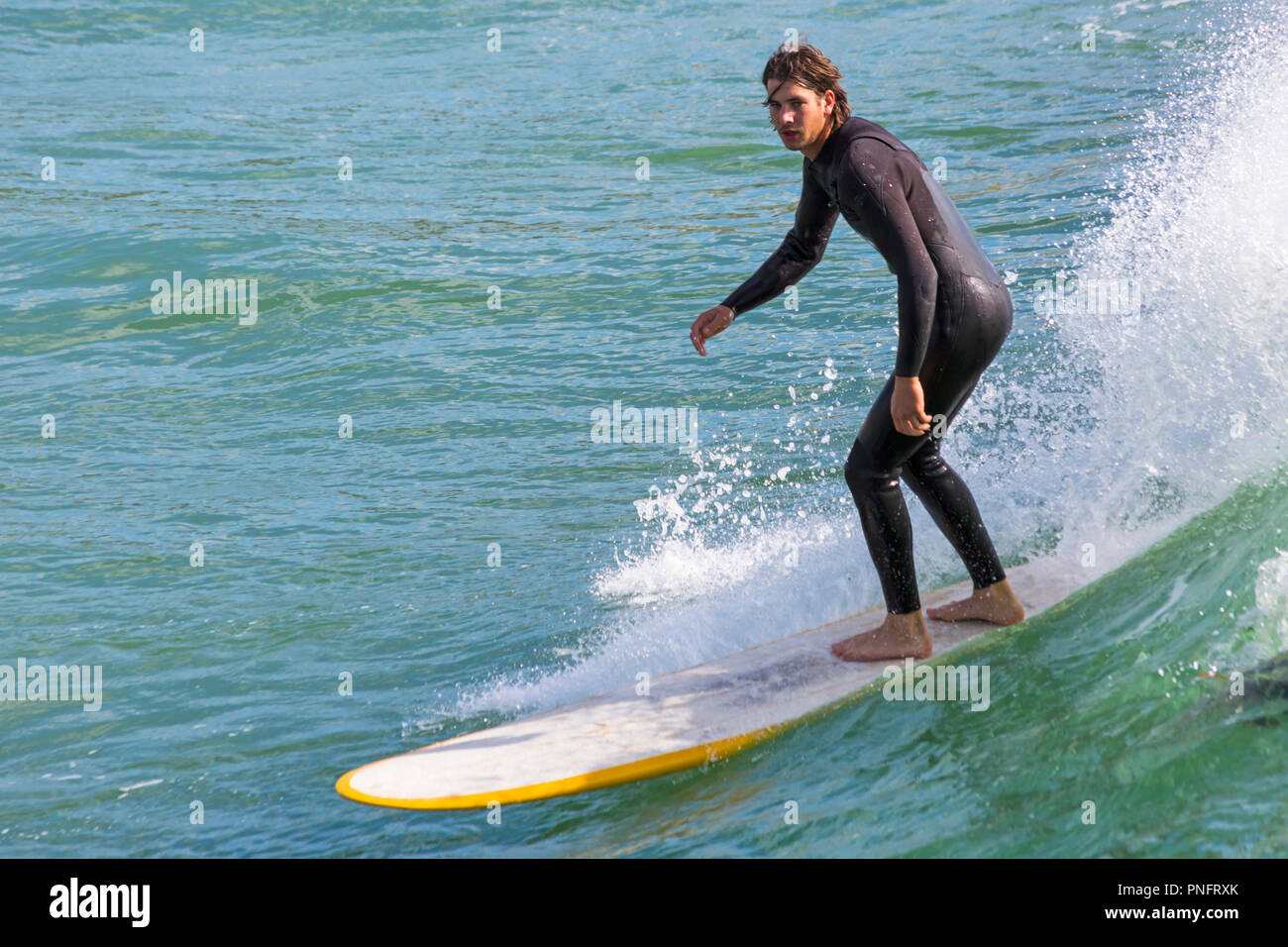Bournemouth Dorset, Regno Unito. Xxi Sep 2018. Regno Unito: meteo soleggiato e ventoso a Bournemouth, anche se il vento non è così forte come per tutta la notte. Testa di visitatori alla spiaggia per godervi il sole e il vento. Surfers godere di grandi onde. Credito: Carolyn Jenkins/Alamy Live News Foto Stock