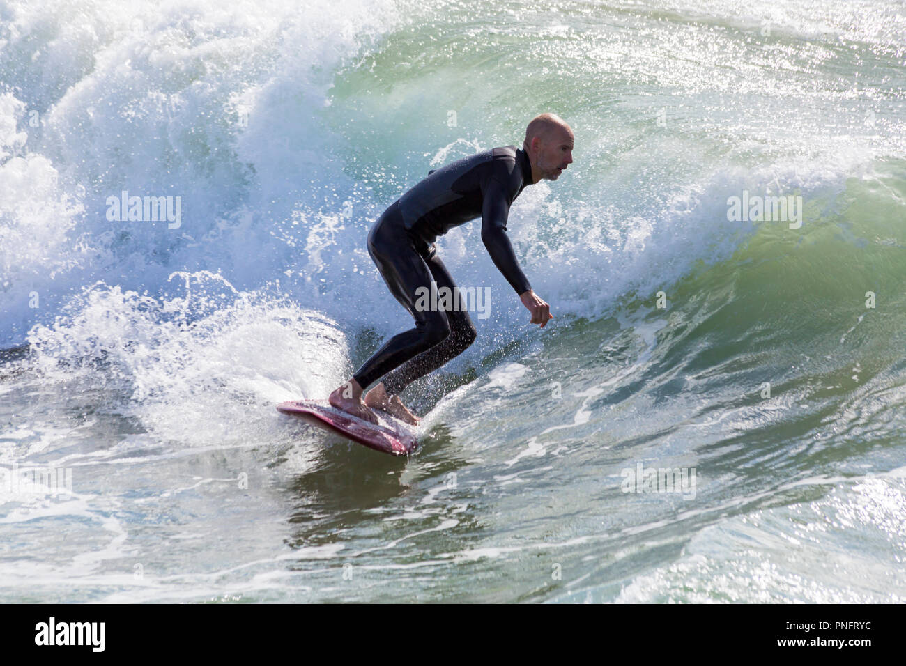 Bournemouth Dorset, Regno Unito. Xxi Sep 2018. Regno Unito: meteo soleggiato e ventoso a Bournemouth, anche se il vento non è così forte come per tutta la notte. Testa di visitatori alla spiaggia per godervi il sole e il vento. Surfers godere di grandi onde. Credito: Carolyn Jenkins/Alamy Live News Foto Stock