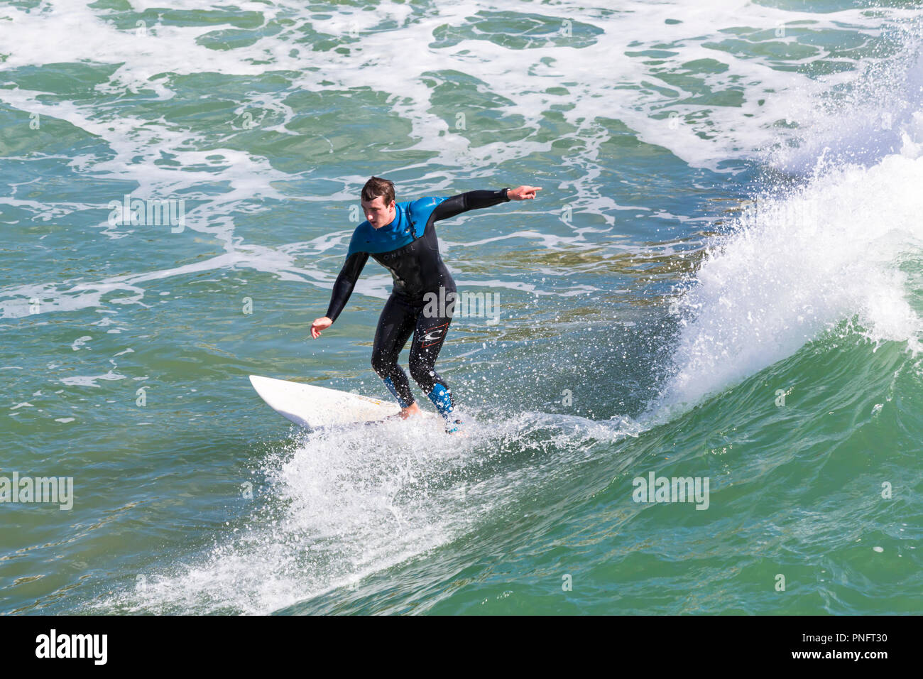 Bournemouth Dorset, Regno Unito. Xxi Sep 2018. Regno Unito: meteo soleggiato e ventoso a Bournemouth, anche se il vento non è così forte come per tutta la notte. Testa di visitatori alla spiaggia per godervi il sole e il vento. Surfers godere di grandi onde. Credito: Carolyn Jenkins/Alamy Live News Foto Stock
