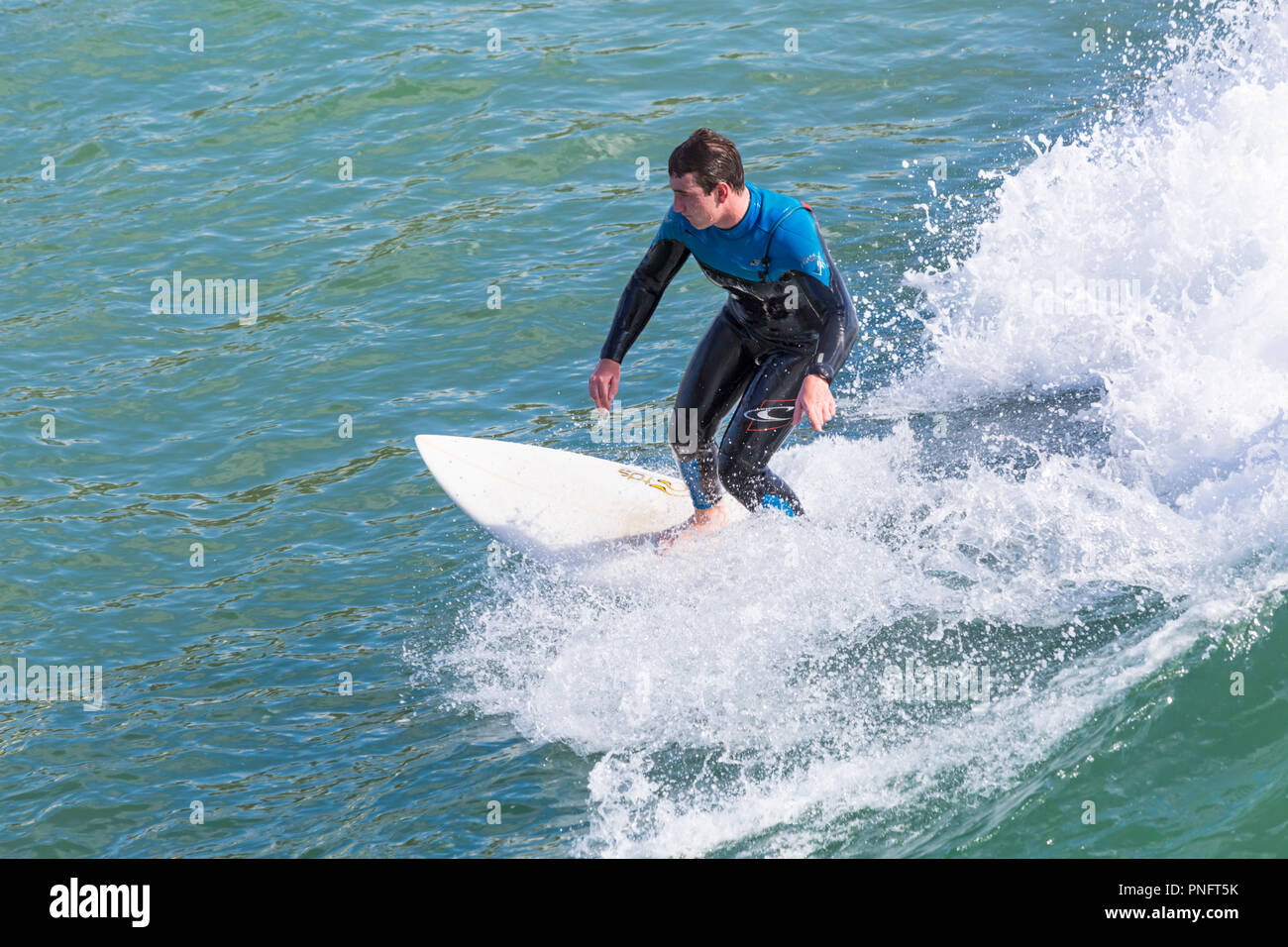 Bournemouth Dorset, Regno Unito. Xxi Sep 2018. Regno Unito: meteo soleggiato e ventoso a Bournemouth, anche se il vento non è così forte come per tutta la notte. Testa di visitatori alla spiaggia per godervi il sole e il vento. Surfers godere di grandi onde. Credito: Carolyn Jenkins/Alamy Live News Foto Stock