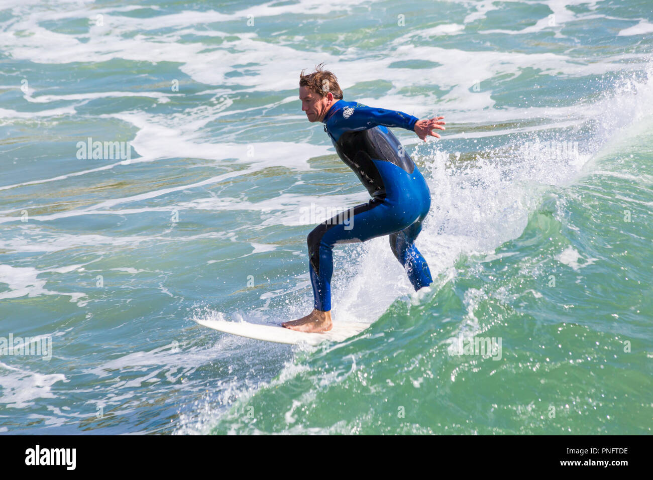 Bournemouth Dorset, Regno Unito. Xxi Sep 2018. Regno Unito: meteo soleggiato e ventoso a Bournemouth, anche se il vento non è così forte come per tutta la notte. Testa di visitatori alla spiaggia per godervi il sole e il vento. Surfers godere di grandi onde. Credito: Carolyn Jenkins/Alamy Live News Foto Stock