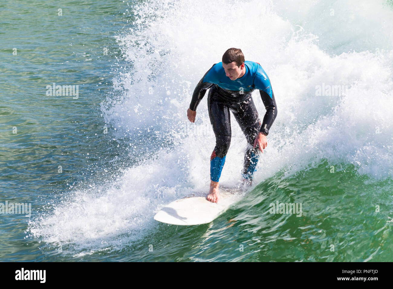 Bournemouth Dorset, Regno Unito. Xxi Sep 2018. Regno Unito: meteo soleggiato e ventoso a Bournemouth, anche se il vento non è così forte come per tutta la notte. Testa di visitatori alla spiaggia per godervi il sole e il vento. Surfers godere di grandi onde. Credito: Carolyn Jenkins/Alamy Live News Foto Stock