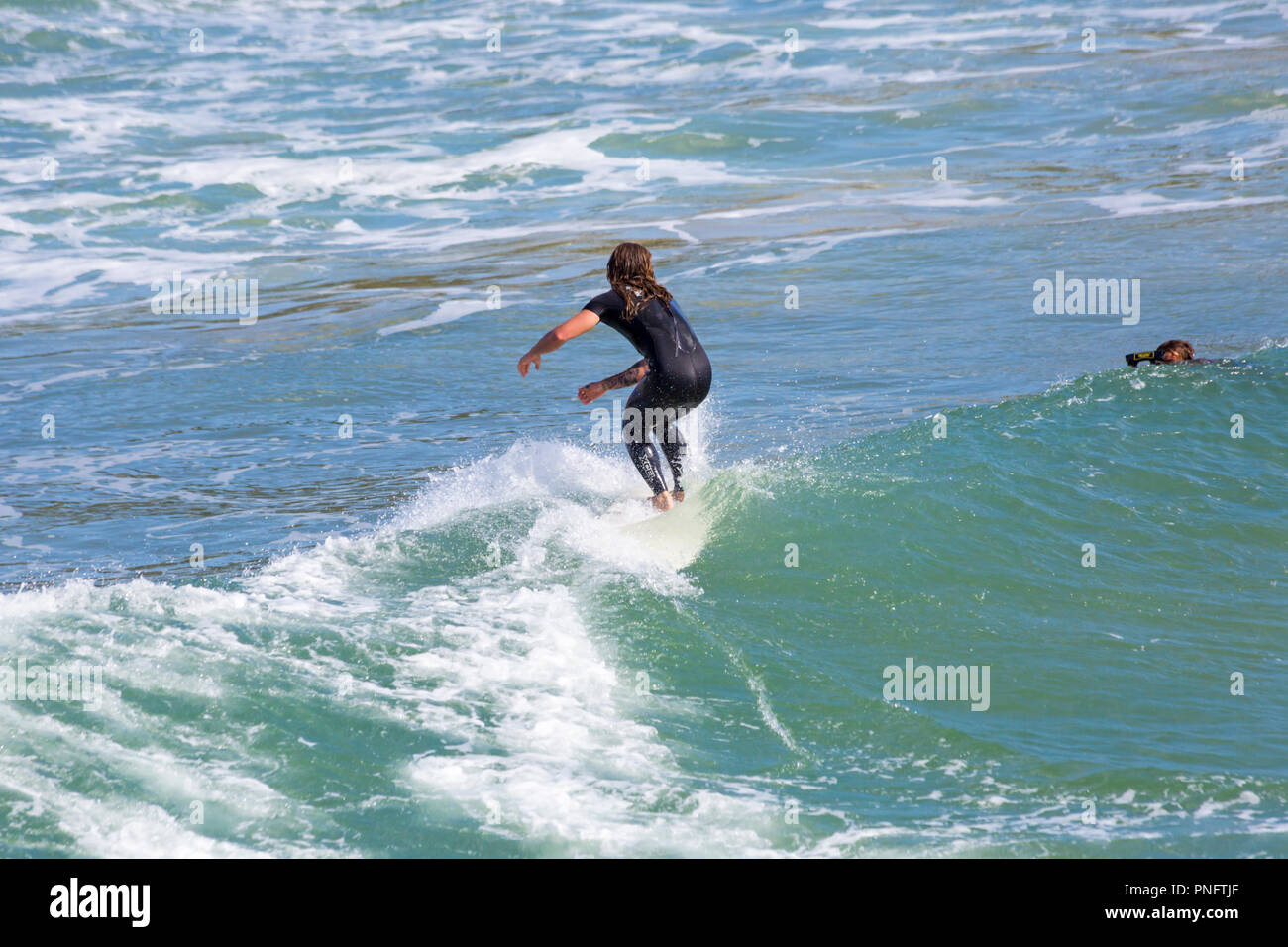 Bournemouth Dorset, Regno Unito. Xxi Sep 2018. Regno Unito: meteo soleggiato e ventoso a Bournemouth, anche se il vento non è così forte come per tutta la notte. Testa di visitatori alla spiaggia per godervi il sole e il vento. Surfers godere di grandi onde. Credito: Carolyn Jenkins/Alamy Live News Foto Stock