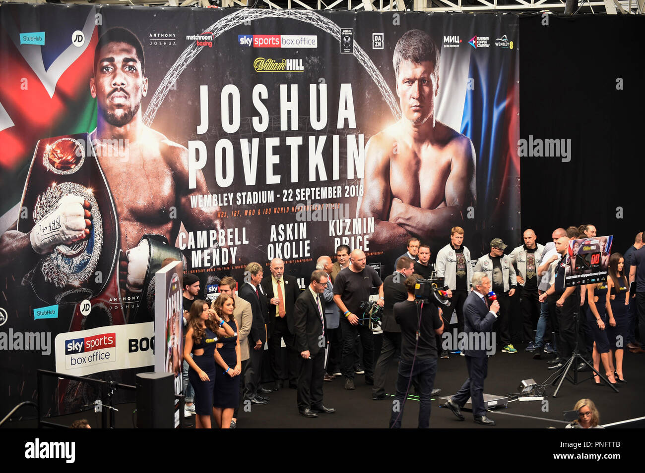 Londra, Regno Unito. Il 21 settembre 2018. L'anello annunciatore Michael Buffer alla Gazzetta pesa, presso il Business Design Centre di Islington, precedendo la Anthony Joshua vs Alexander Povetkin world heavyweight-lotta. Povetkin è obbligatorio il Challenger di Giosuè WBA del titolo e il Joshua sarà anche difendere la sua WBA Super, IBF, WBO e IBO cinghie quando i due combattenti si incontrano nel ring a Wembley Stadium il 22 settembre. Credito: Stephen Chung / Alamy Live News Foto Stock