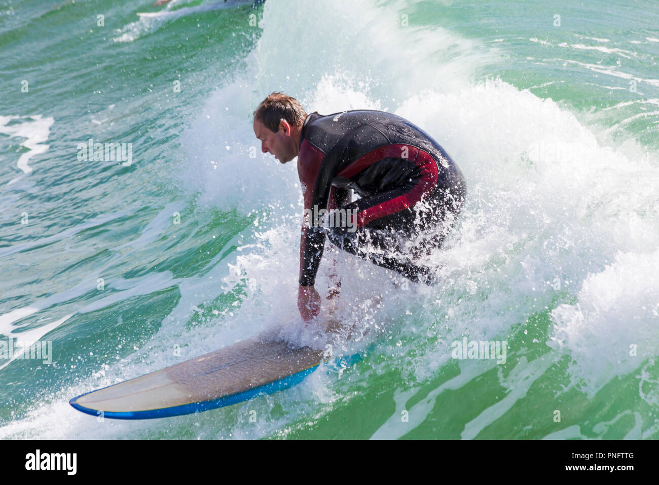 Bournemouth Dorset, Regno Unito. Xxi Sep 2018. Regno Unito: meteo soleggiato e ventoso a Bournemouth, anche se il vento non è così forte come per tutta la notte. Testa di visitatori alla spiaggia per godervi il sole e il vento. Surfers godere di grandi onde. Credito: Carolyn Jenkins/Alamy Live News Foto Stock