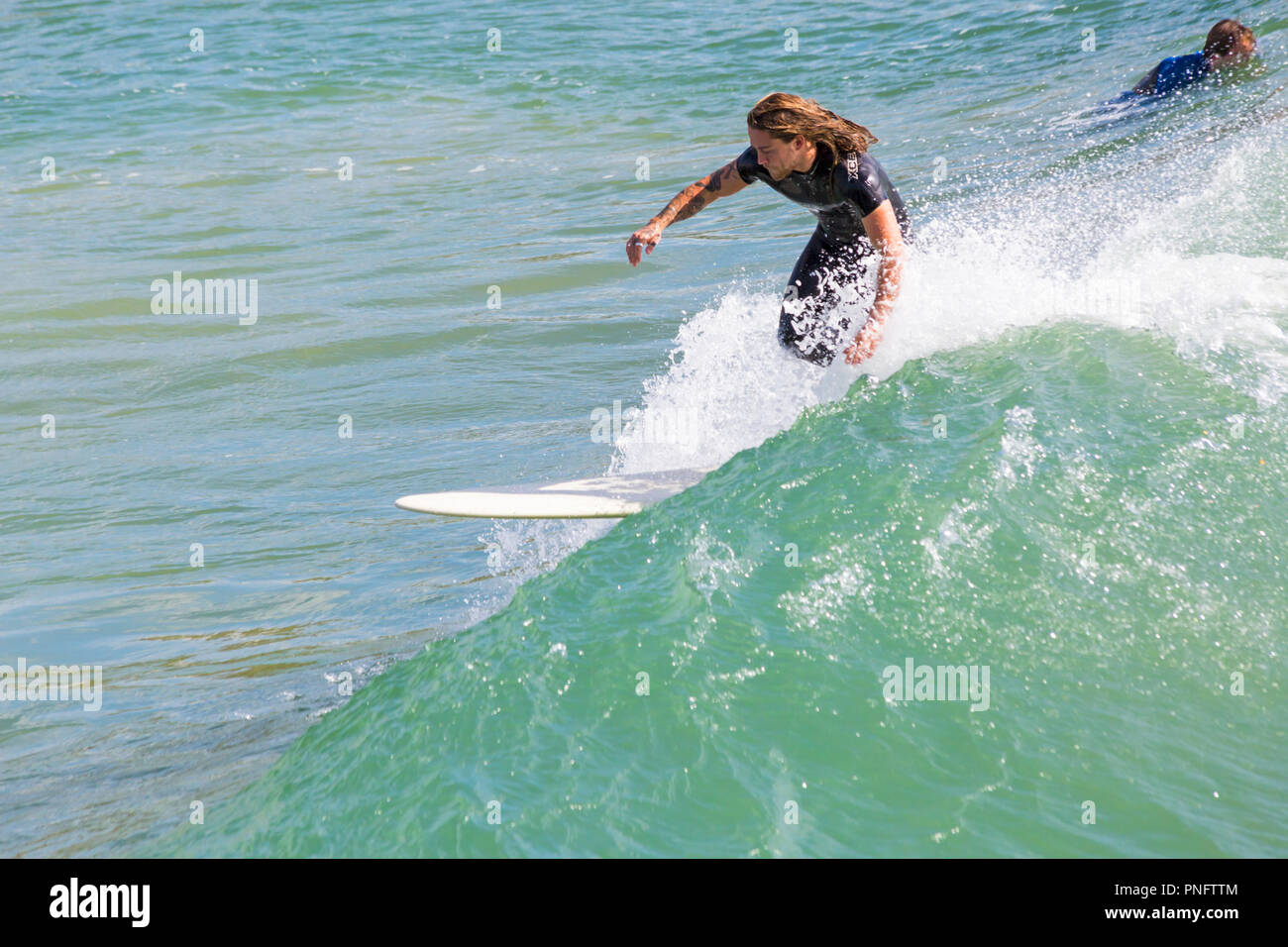 Bournemouth Dorset, Regno Unito. Xxi Sep 2018. Regno Unito: meteo soleggiato e ventoso a Bournemouth, anche se il vento non è così forte come per tutta la notte. Testa di visitatori alla spiaggia per godervi il sole e il vento. Surfers godere di grandi onde. Credito: Carolyn Jenkins/Alamy Live News Foto Stock