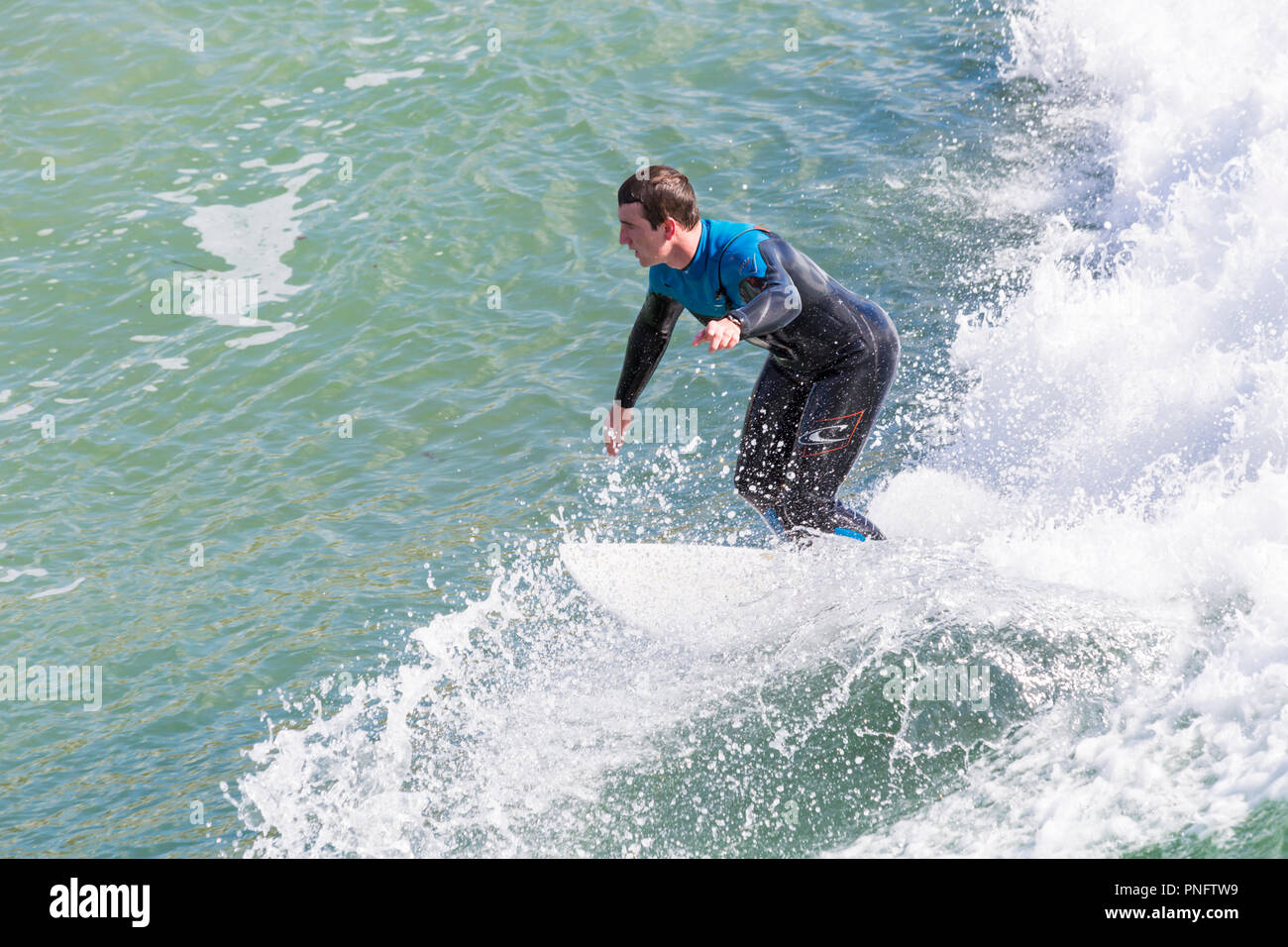 Bournemouth Dorset, Regno Unito. Xxi Sep 2018. Regno Unito: meteo soleggiato e ventoso a Bournemouth, anche se il vento non è così forte come per tutta la notte. Testa di visitatori alla spiaggia per godervi il sole e il vento. Surfers godere di grandi onde. Credito: Carolyn Jenkins/Alamy Live News Foto Stock