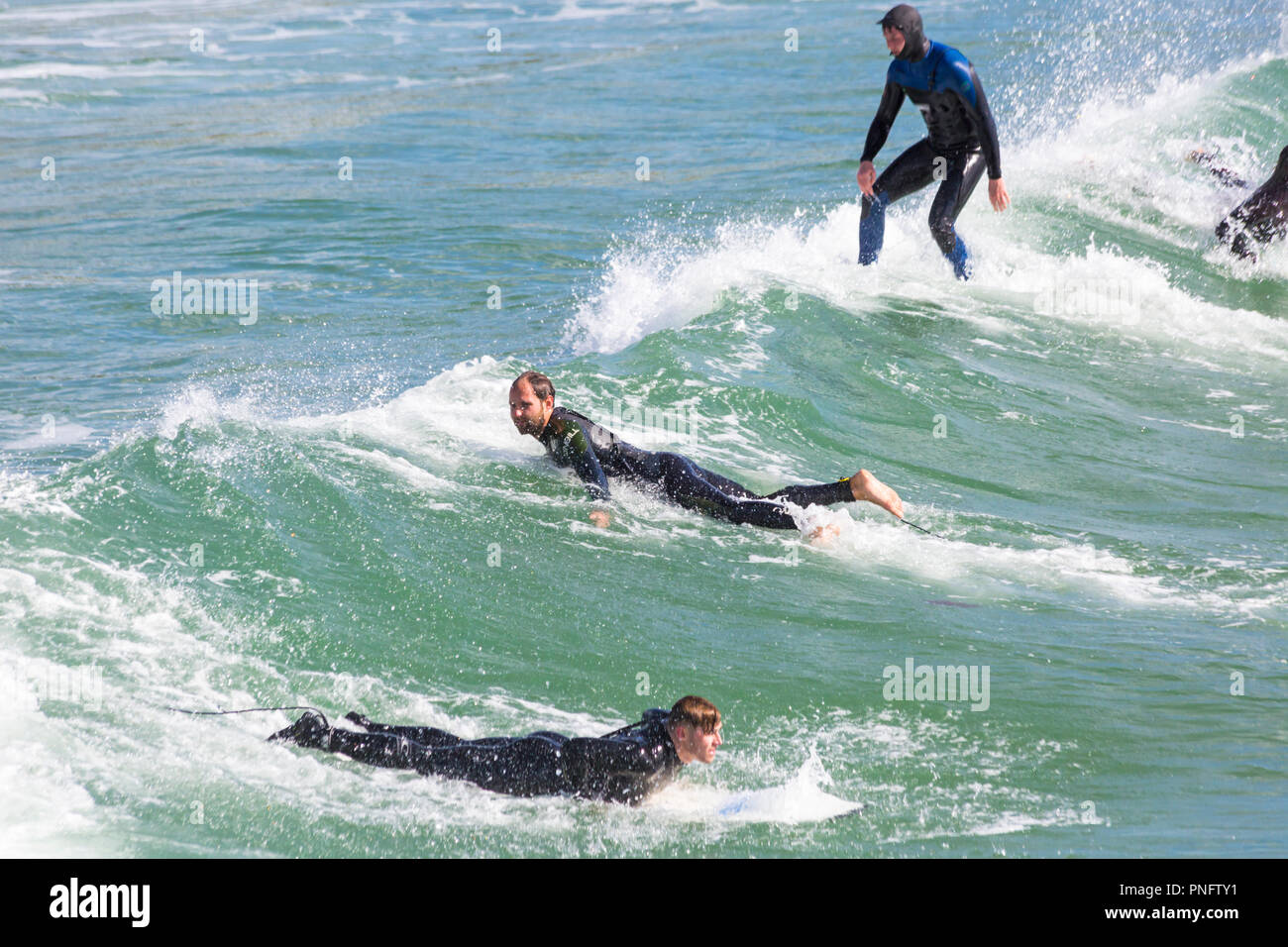 Bournemouth Dorset, Regno Unito. Xxi Sep 2018. Regno Unito: meteo soleggiato e ventoso a Bournemouth, anche se il vento non è così forte come per tutta la notte. Testa di visitatori alla spiaggia per godervi il sole e il vento. Surfers godere di grandi onde. Credito: Carolyn Jenkins/Alamy Live News Foto Stock