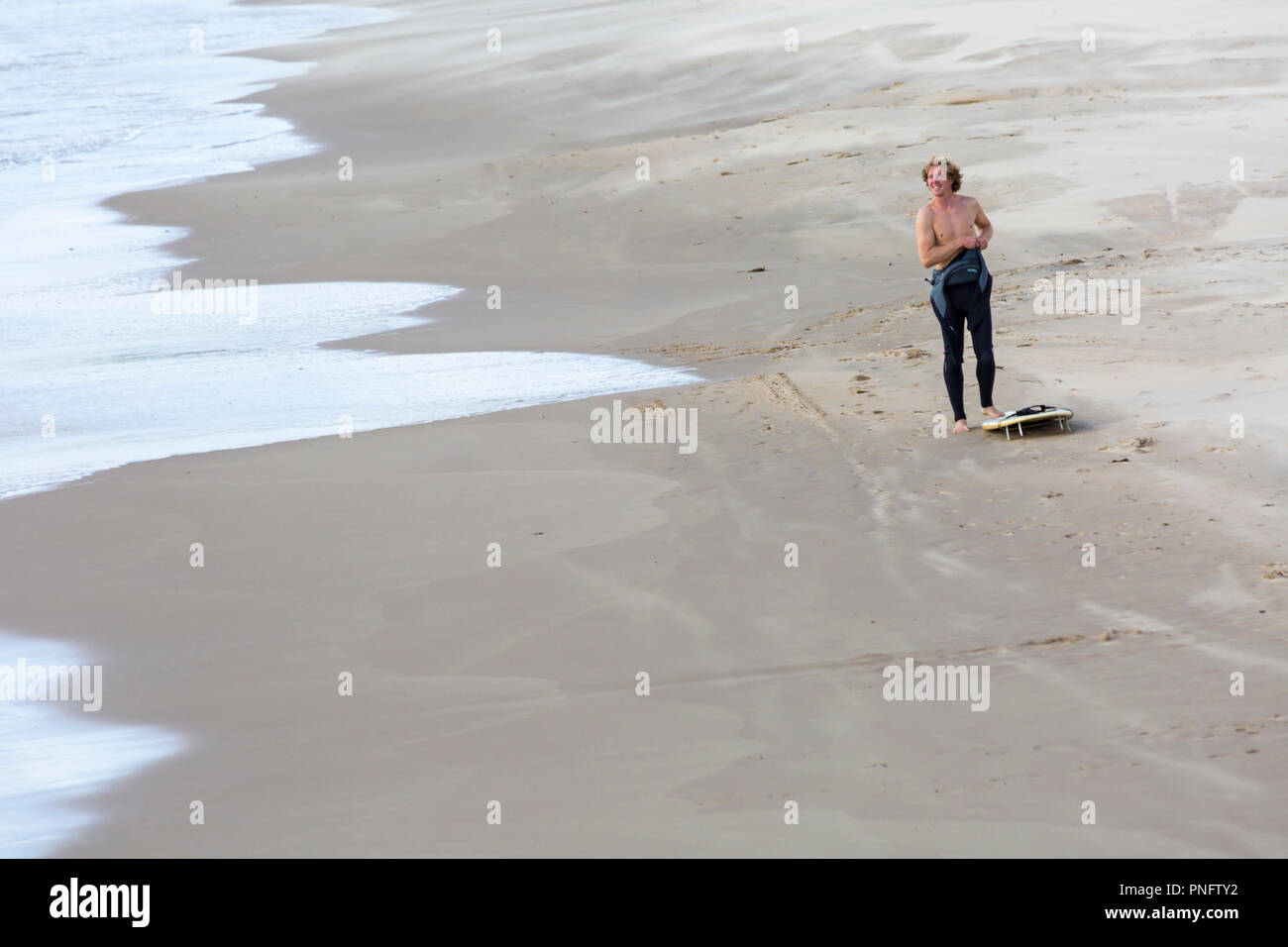 Bournemouth, Dorset, Regno Unito. 21 Settembre 2018. Tempo in Gran Bretagna: Sole e vento a Bournemouth, anche se i venti non forte come la notte. I visitatori si dirigono verso la spiaggia per godersi il sole e le condizioni ventose. Surfer sempre pronto ad andare in mare mettendo su muta. Credit: Carolyn Jenkins/Alamy Live News Foto Stock