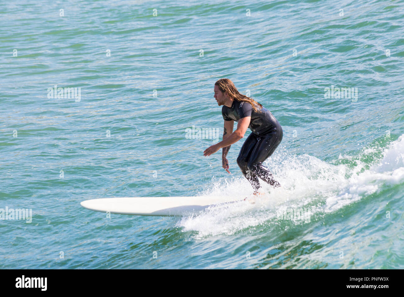 Bournemouth Dorset, Regno Unito. Xxi Sep 2018. Regno Unito: meteo soleggiato e ventoso a Bournemouth, anche se il vento non è così forte come per tutta la notte. Testa di visitatori alla spiaggia per godervi il sole e il vento. Surfers godere di grandi onde. Credito: Carolyn Jenkins/Alamy Live News Foto Stock
