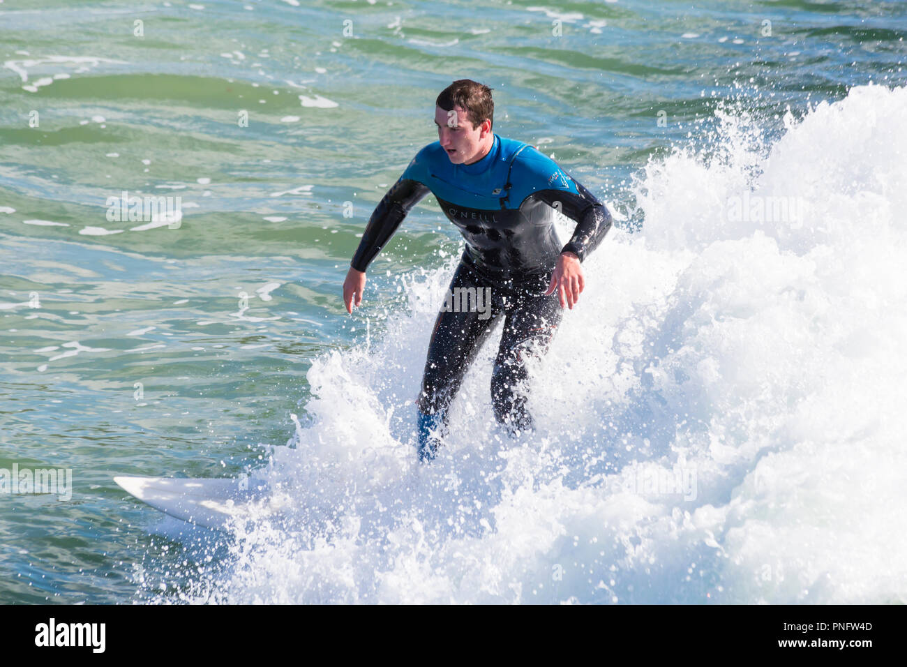 Bournemouth Dorset, Regno Unito. Xxi Sep 2018. Regno Unito: meteo soleggiato e ventoso a Bournemouth, anche se il vento non è così forte come per tutta la notte. Testa di visitatori alla spiaggia per godervi il sole e il vento. Surfers godere di grandi onde. Credito: Carolyn Jenkins/Alamy Live News Foto Stock