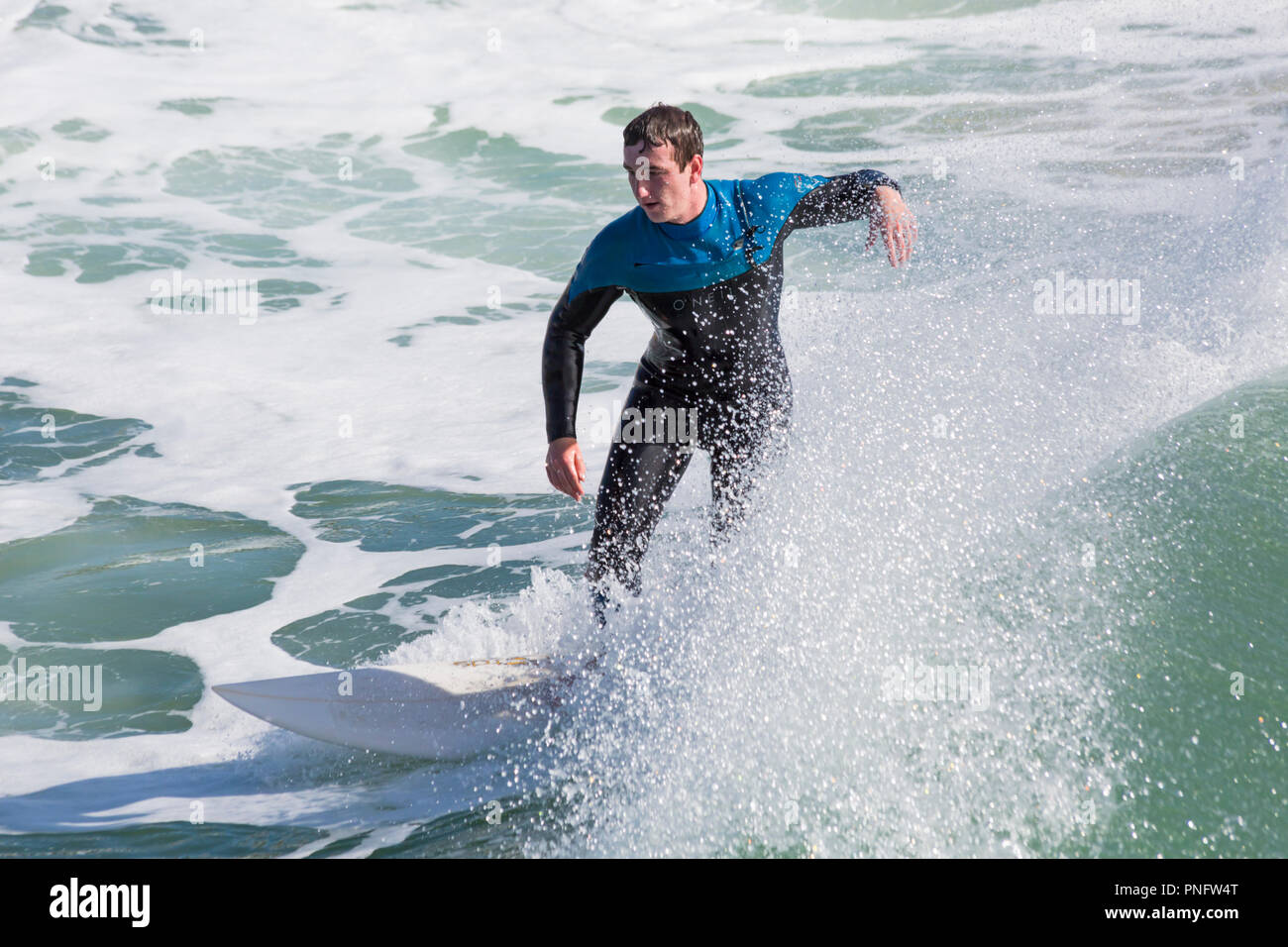 Bournemouth Dorset, Regno Unito. Xxi Sep 2018. Regno Unito: meteo soleggiato e ventoso a Bournemouth, anche se il vento non è così forte come per tutta la notte. Testa di visitatori alla spiaggia per godervi il sole e il vento. Surfers godere di grandi onde. Credito: Carolyn Jenkins/Alamy Live News Foto Stock